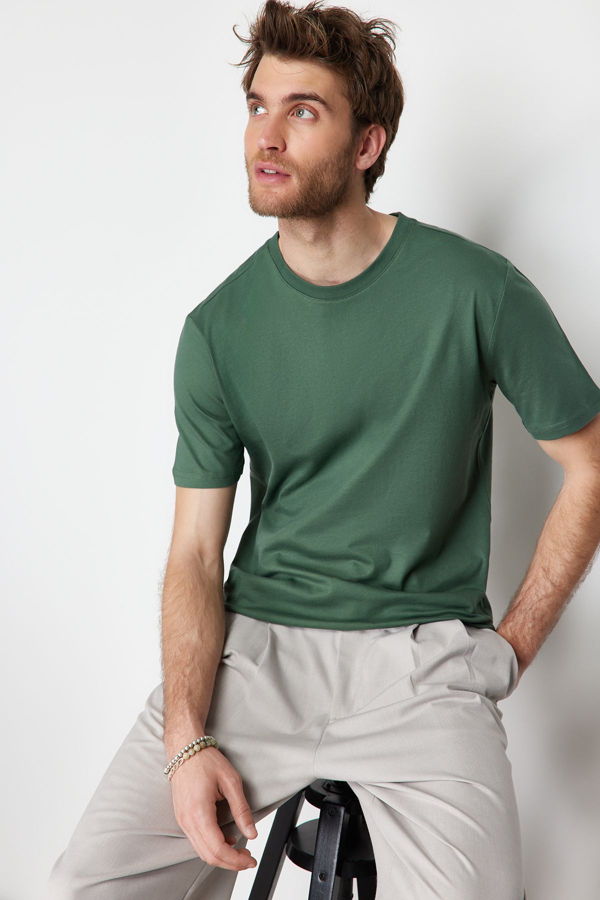 Kolekcia Trendyol Tmavo zelené tričko Slim Fit Crew Neck – 100 % bavlna Tmnss19Bo0001