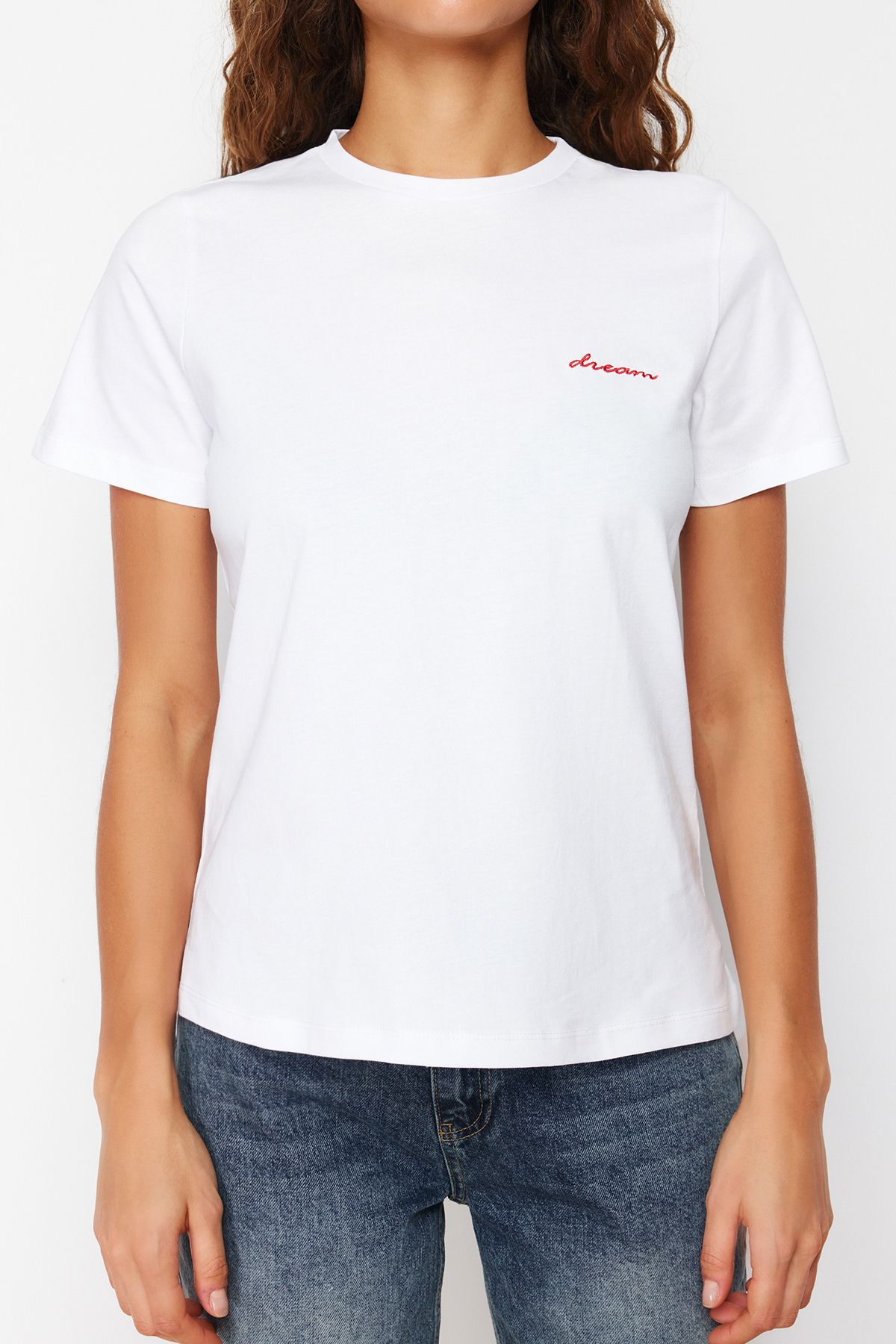 Trendyol Collection-Weißes Strick-T-Shirt mit Slogan-Stickerei, 100 % Baumwolle, Regular Fit TWOSS24TS00097 4