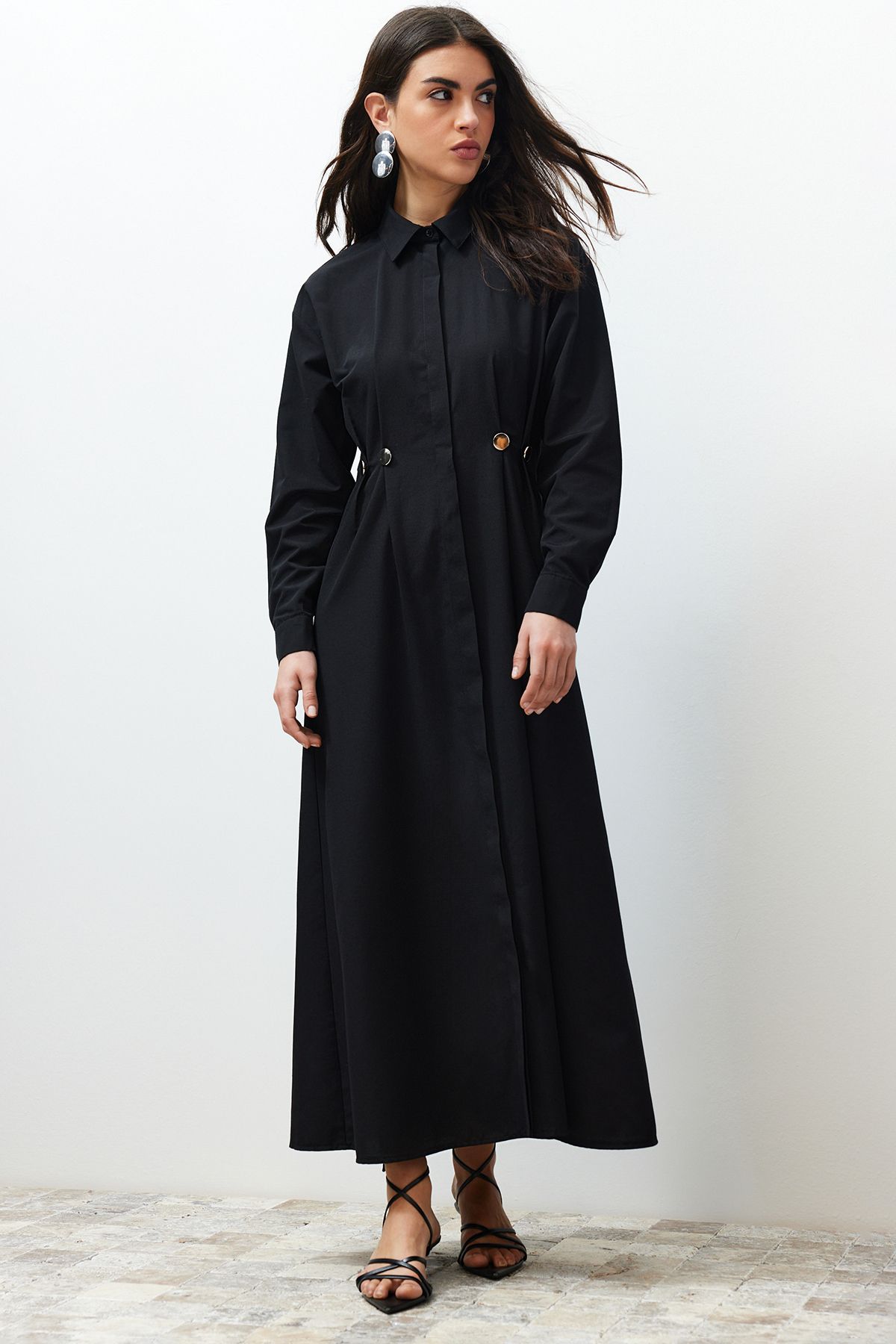 Trendyol Modest Czarna tkana sukienka koszulowa z dodatkami w talii TCTSS24EB00142