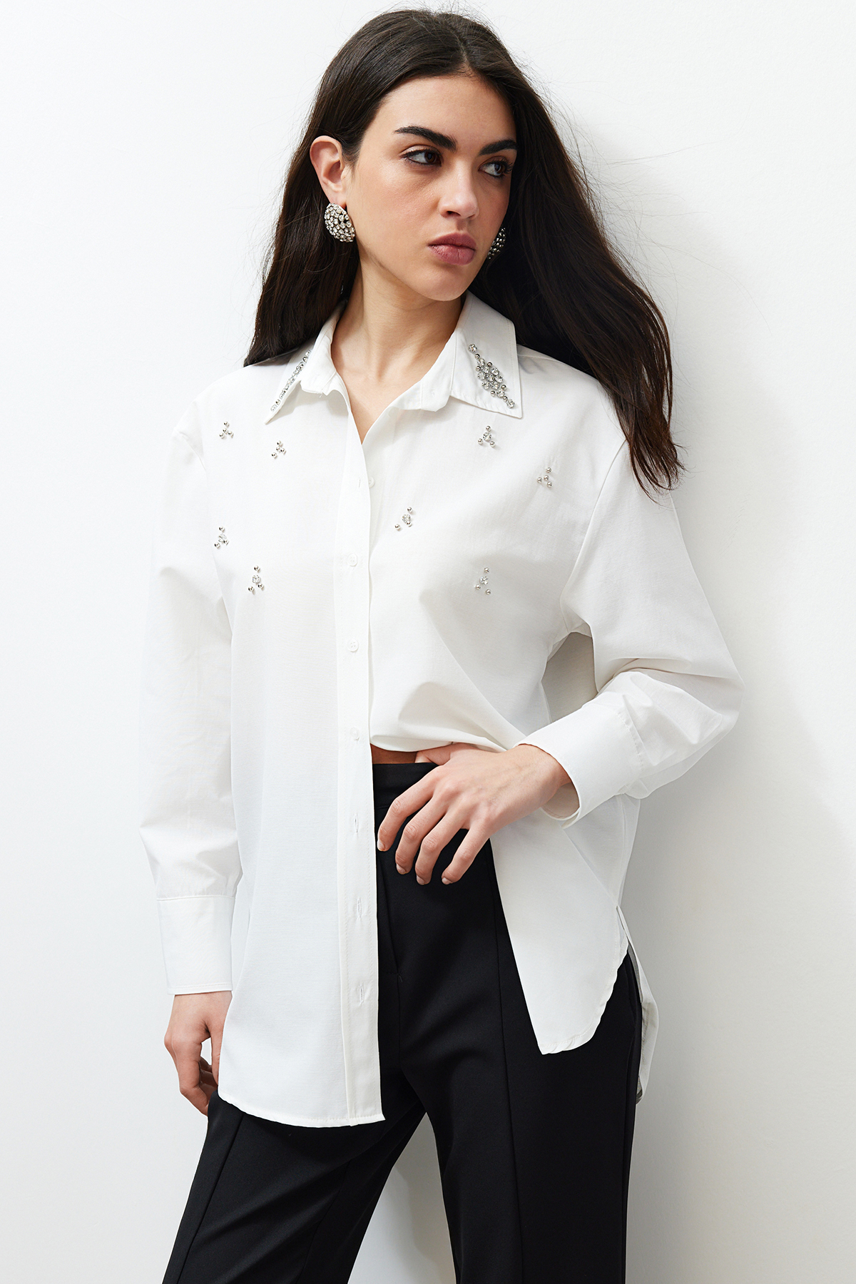 Trendyolmilla  Ekru Önü Taş Detaylı Regular Normal Kalıp Dokuma Gömlek TWOSS24GO00069 - Görsel 2