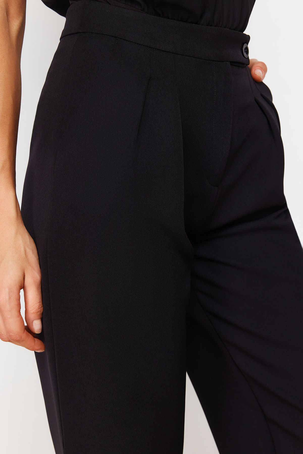Trendyol Collection-Schwarze Hose mit weitem Bein/weitem Bein und hoher Taille aus gewebtem Stoff TWOAW22PL0066 5