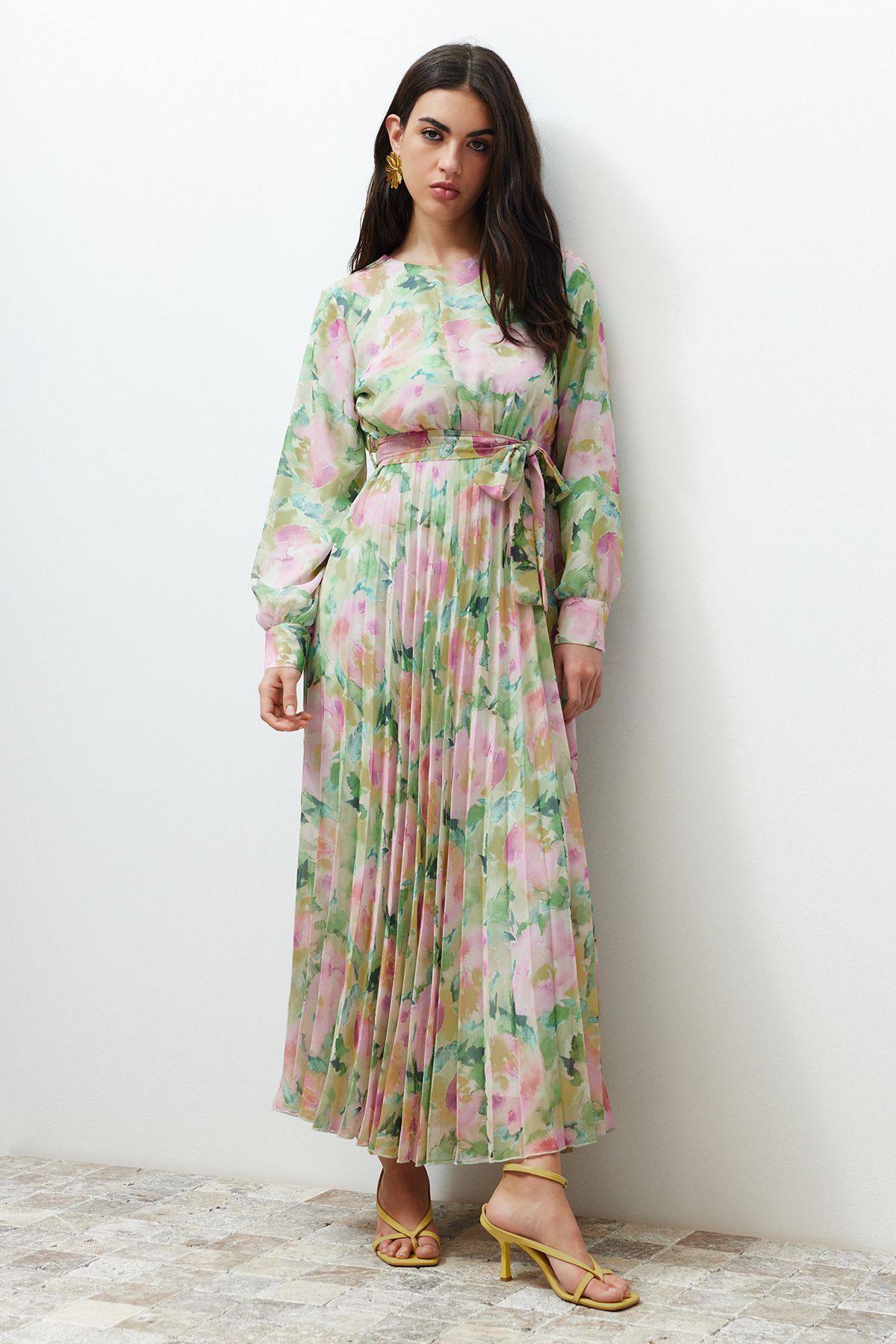 Trendyol Modest-Ανοιχτό πράσινο φλοράλ φόρεμα με λεπτομέρεια πλισέ σιφόν υφασμένο TCTSS24EB00151 2