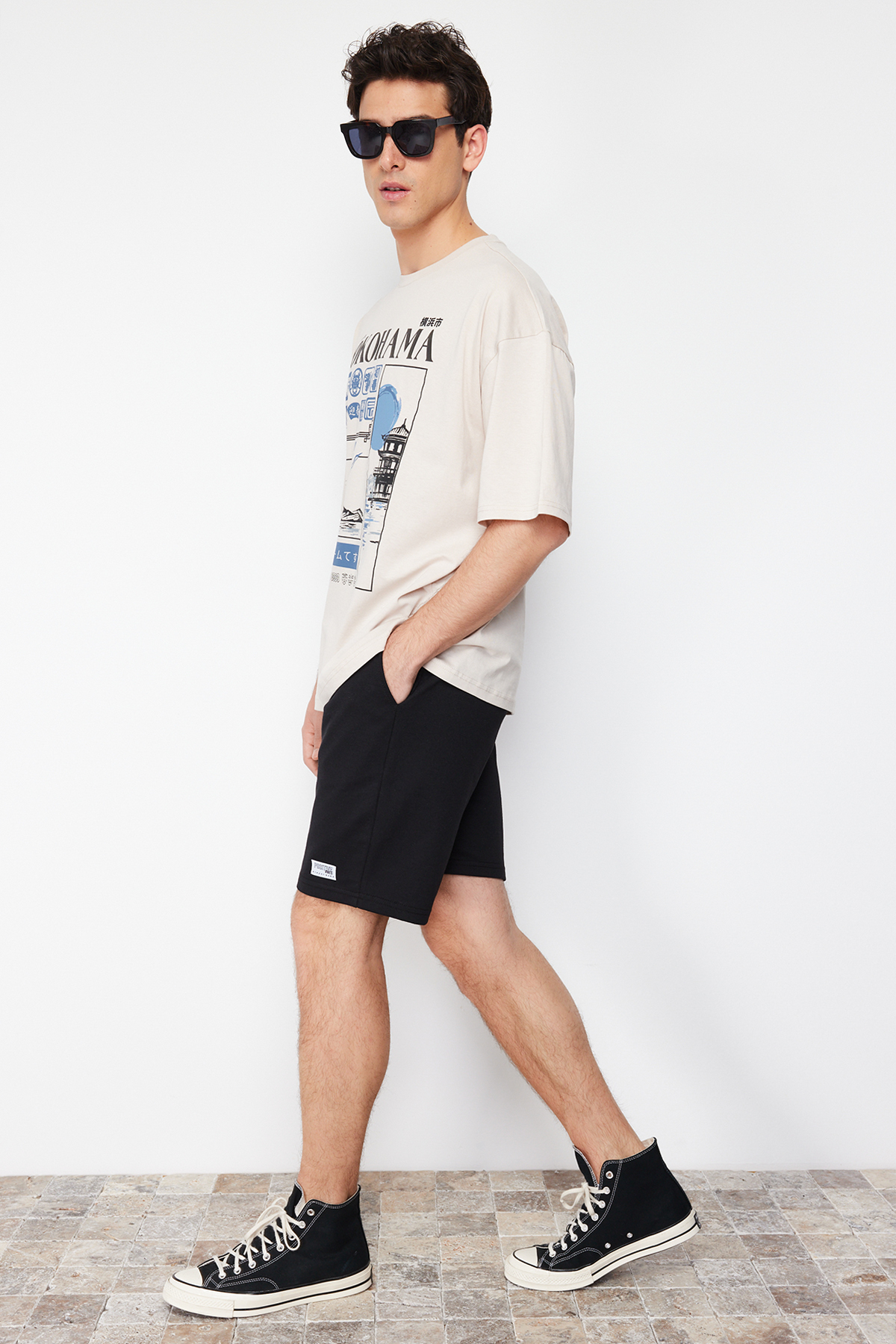 Trendyolmilla Man Siyah Regular/Normal Kesim Etiket Aplikeli Pamuklu Şort TMNSS23SR00079
