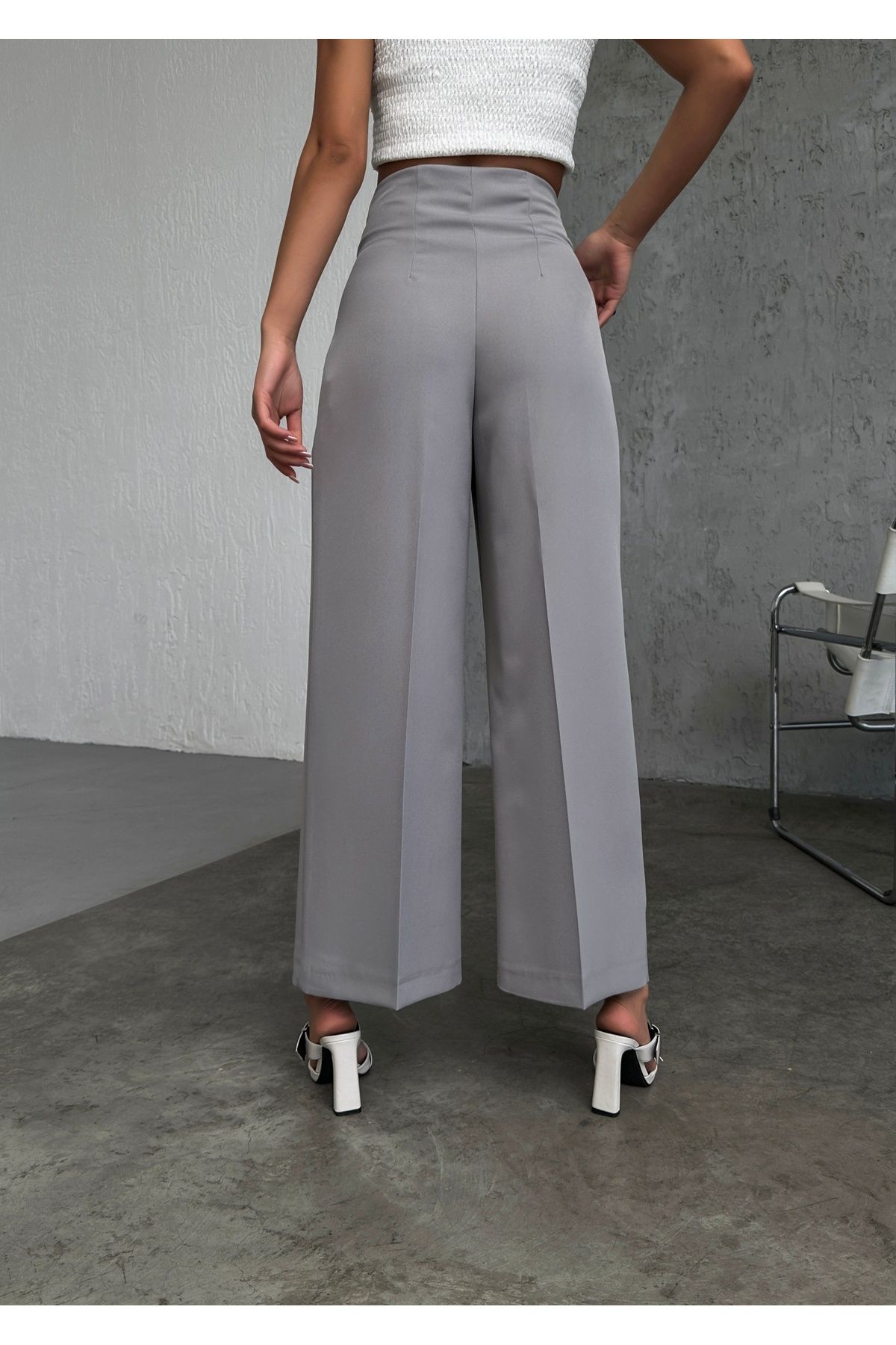 OUZ Fashion-Women's Trousers - Waist Button Detail 2