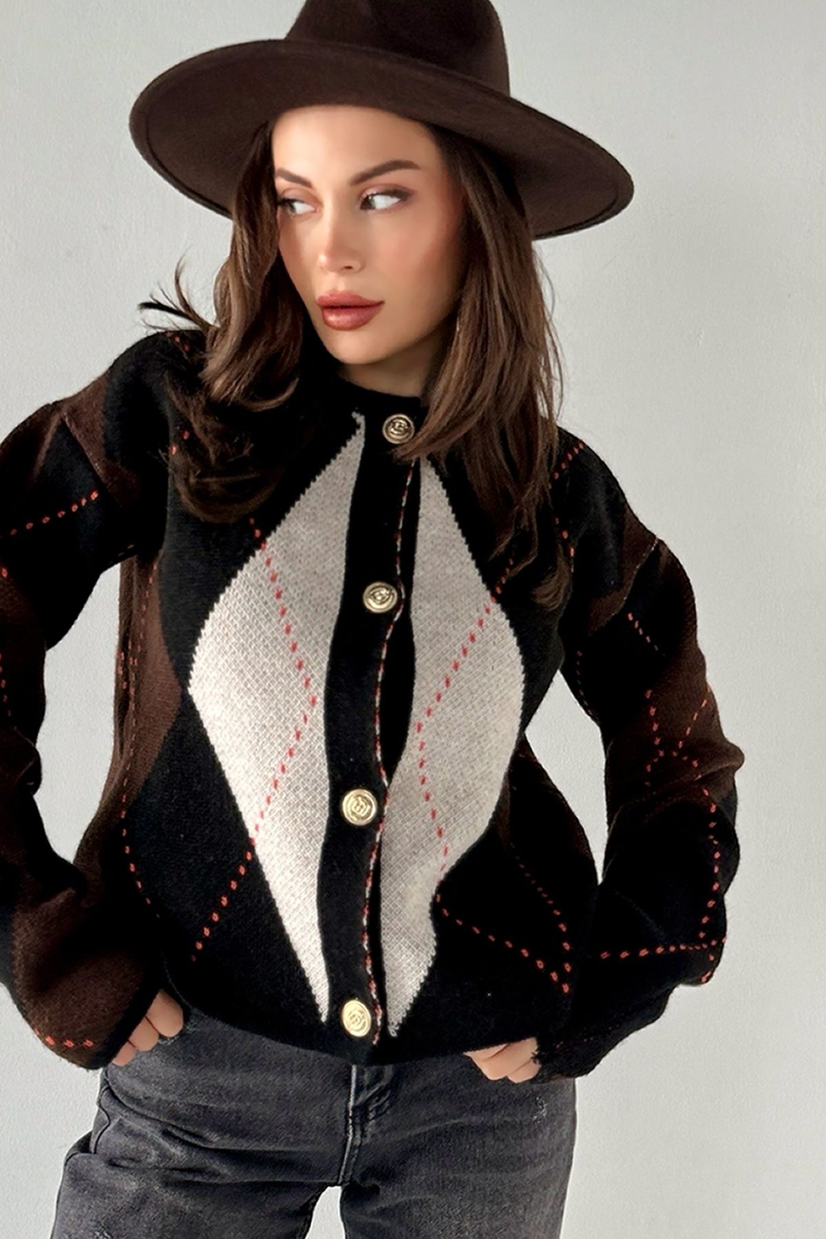 MODAGEN-Schwarz-braune Strickjacke mit Rautenmuster und goldenen Knöpfen 2