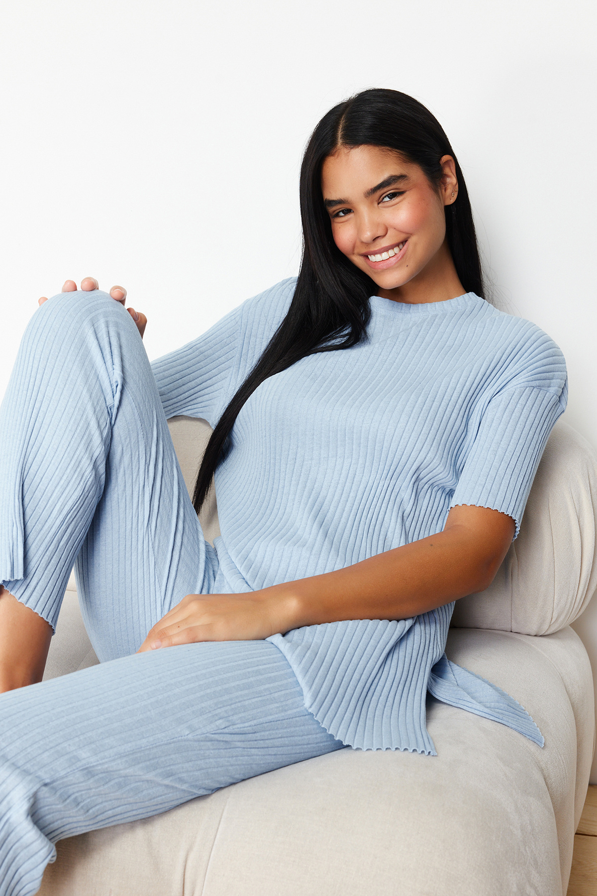 Trendyol Collection Piżama w kolorze niebieskim z dzianiny Corded Blue - rozcięcie ze szczegółami THMSS24PT00178