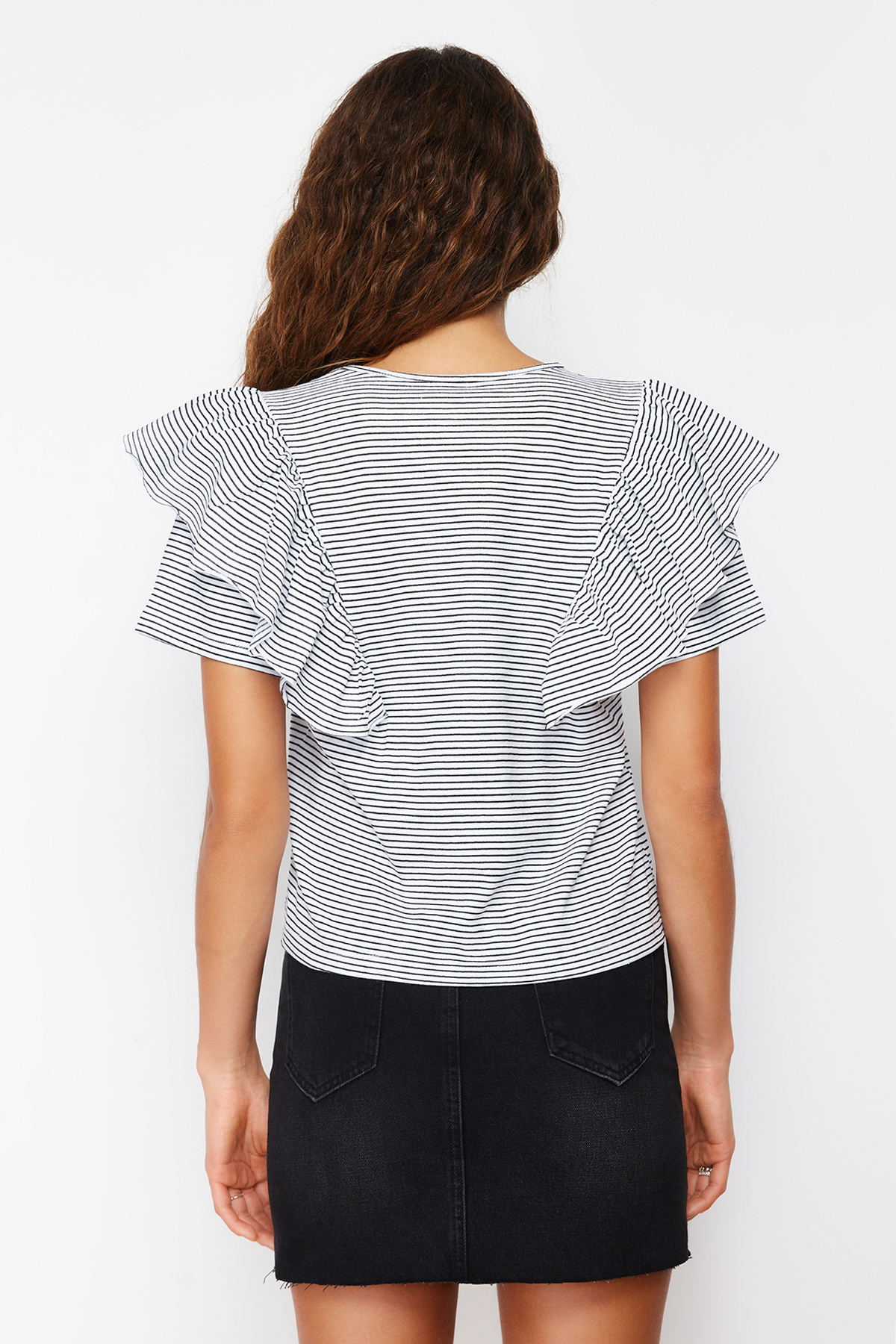 Trendyolmilla  Siyah Kalın Pamuklu Kolları Fırfırlı Regular Çizgili Bisiklet Yaka Örme T-Shirt TWOSS24TS00061 - Görsel 6