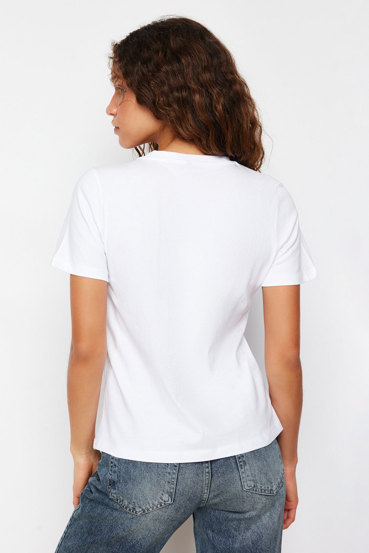 Trendyol Collection-Weißes Strick-T-Shirt mit Slogan-Stickerei, 100 % Baumwolle, Regular Fit TWOSS24TS00097 6