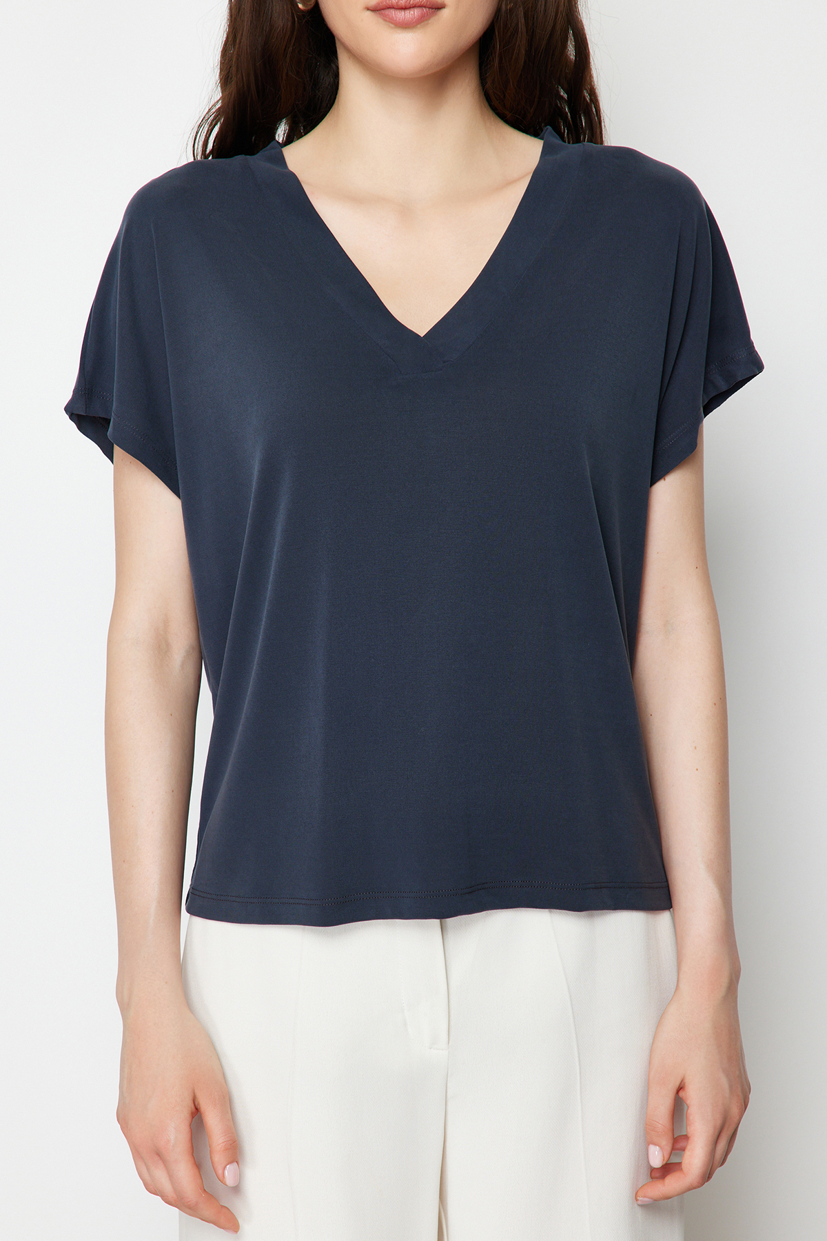 Trendyolmilla  Antrasit V Yaka Relaxed/Rahat Kesim Modal Örme T-Shirt TWOSS24TS00043 - Görsel 4