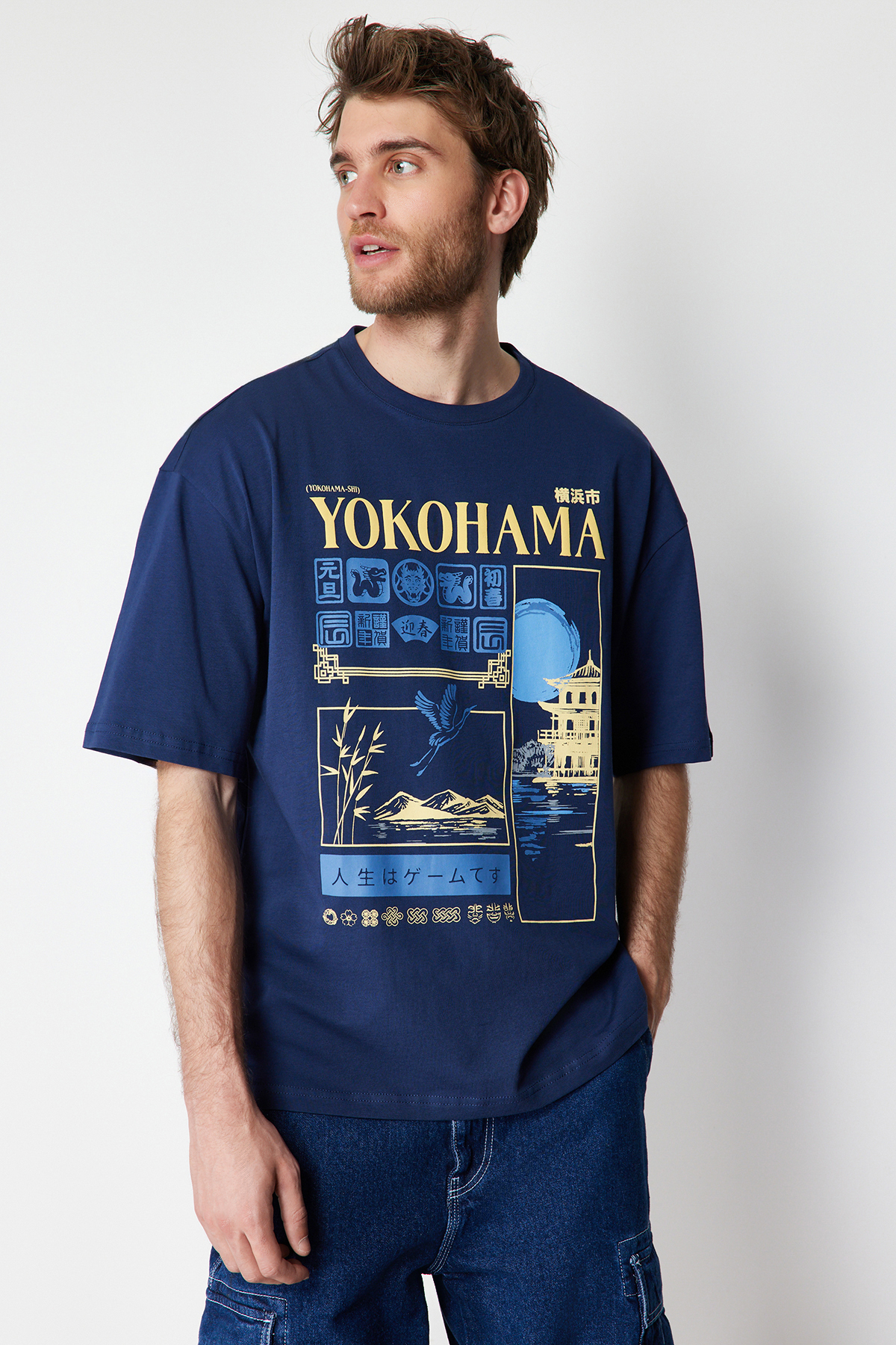Trendyolmilla Man Lacivert Oversize/Geniş Kesim Uzak Doğu Baskılı %100 Pamuklu T-Shirt TMNSS24TS00035