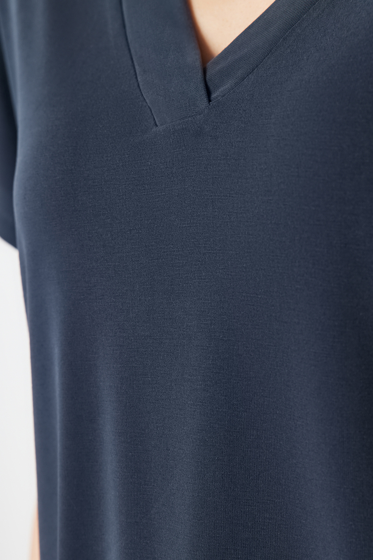 Trendyolmilla  Antrasit V Yaka Relaxed/Rahat Kesim Modal Örme T-Shirt TWOSS24TS00043 - Görsel 5