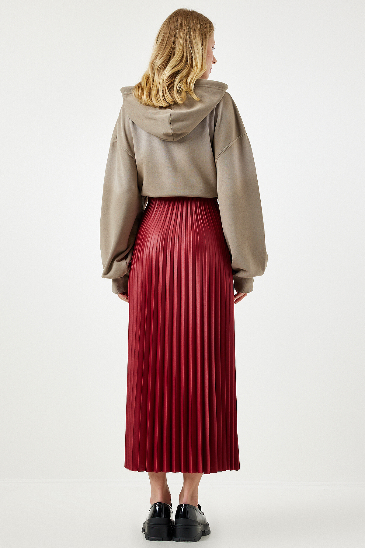 Happiness İstanbul Women's Red Shiny Surface Pleated Knitted Skirt