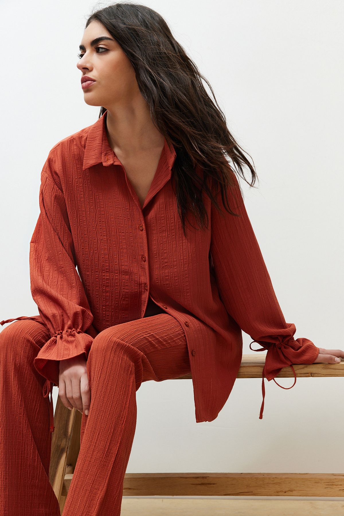 Trendyol Collection-Strukturiertes Webhemd mit Spitzendetails und Fliesenärmeln TWOSS24GO00087 5