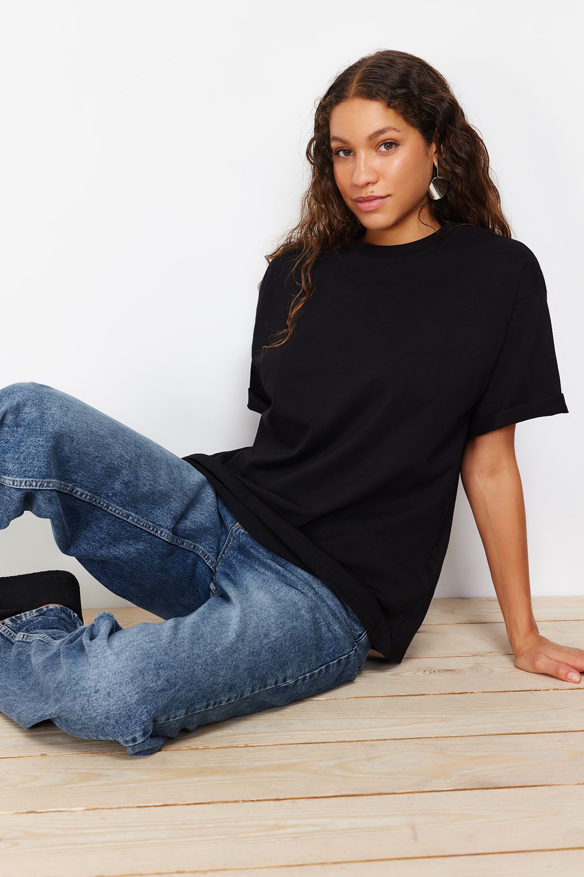 Trendyol Collection-Schwarzes Premium-T-Shirt aus Baumwolle mit Rundhalsausschnitt in Übergröße TWOSS23TS00040 9
