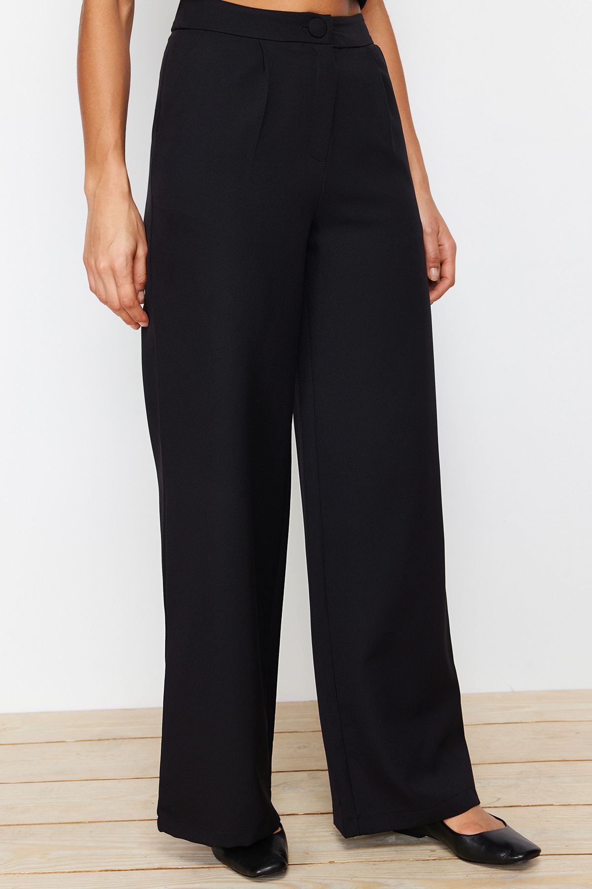 Trendyol Collection-Schwarze Stoffhose mit weitem Bein und Falten – TWOSS21PL0189 9