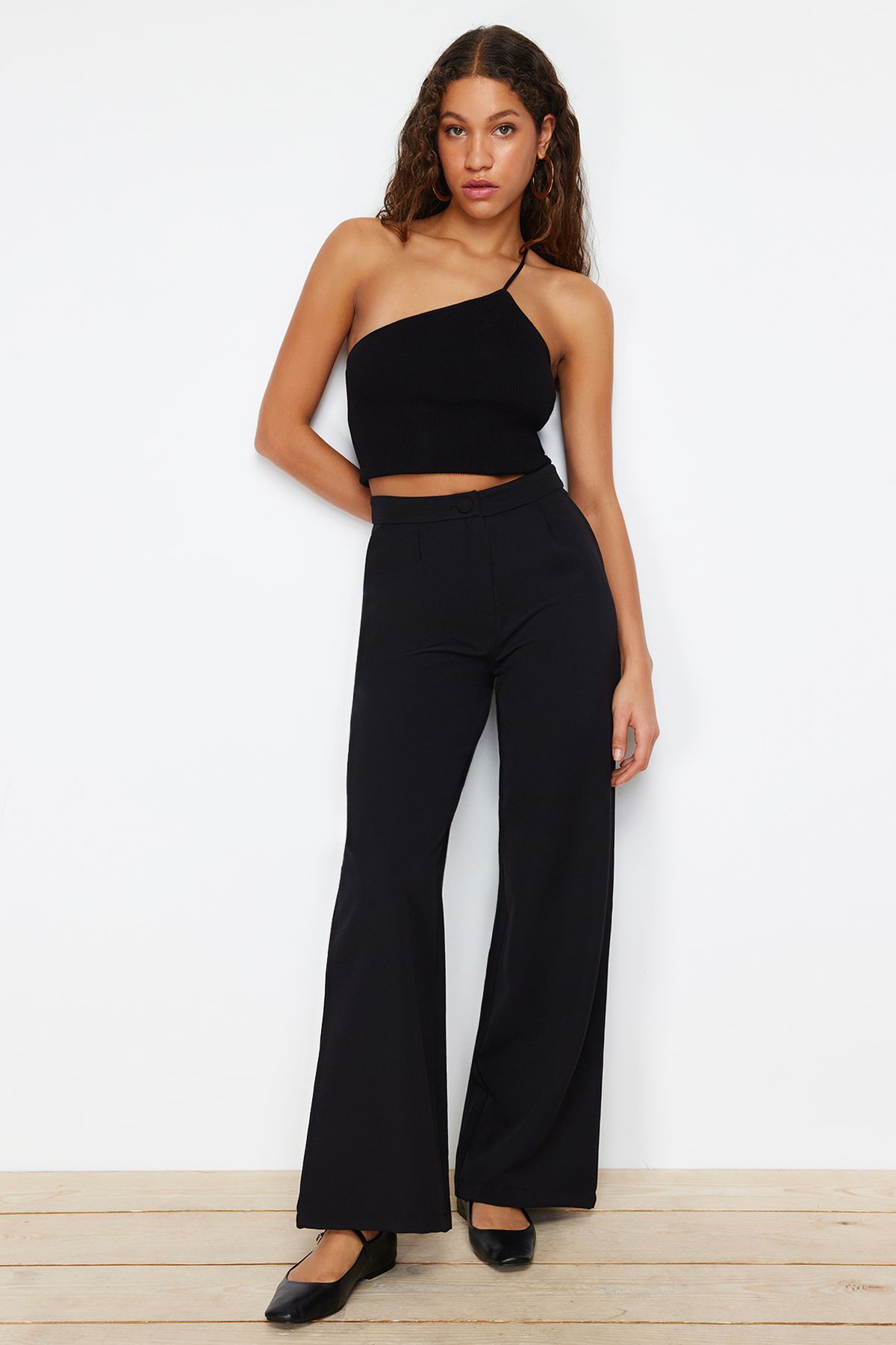 Trendyol Collection-Schwarze Stoffhose mit weitem Bein und Falten – TWOSS21PL0189 8