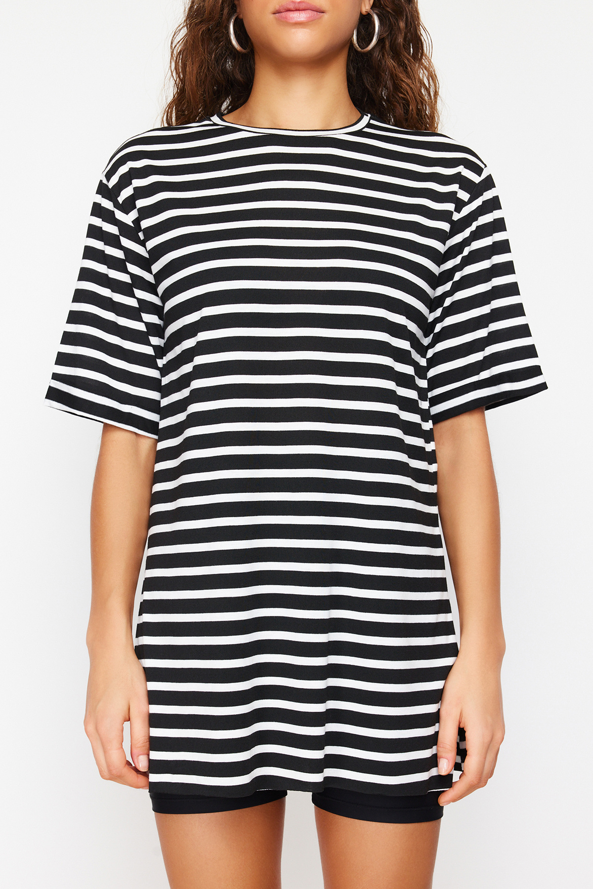 Trendyol Collection-Schwarz gestreiftes, geschlitztes, detailliertes, übergroßes/weites Strick-T-Shirt mit Rundhalsausschnitt TWOSS23TS00097 4