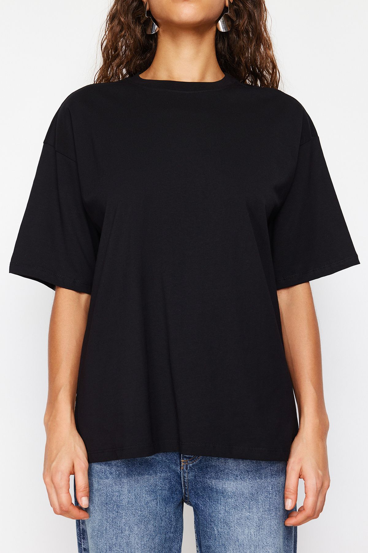 Trendyol Collection-Schwarzes Premium-T-Shirt aus Baumwolle mit Rundhalsausschnitt in Übergröße TWOSS23TS00040 10