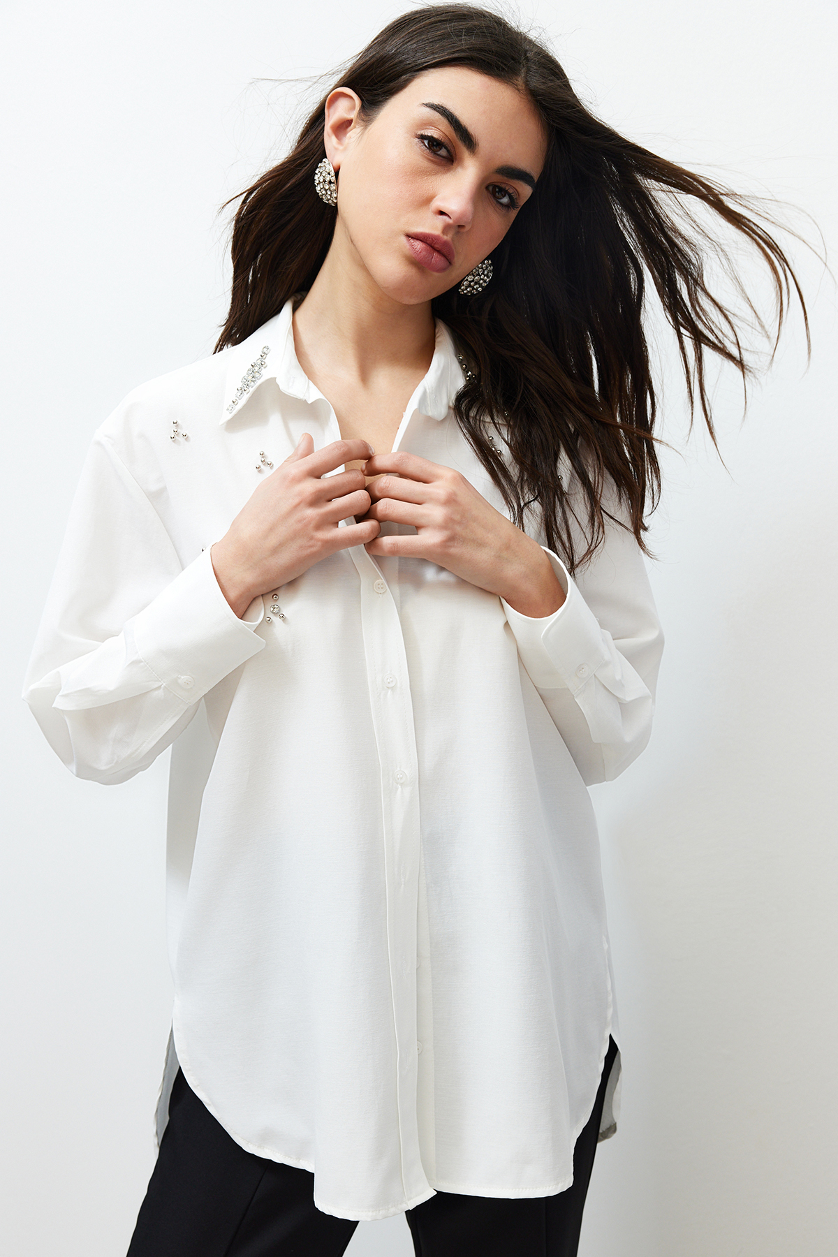 Trendyolmilla  Ekru Önü Taş Detaylı Regular Normal Kalıp Dokuma Gömlek TWOSS24GO00069 - Görsel 4