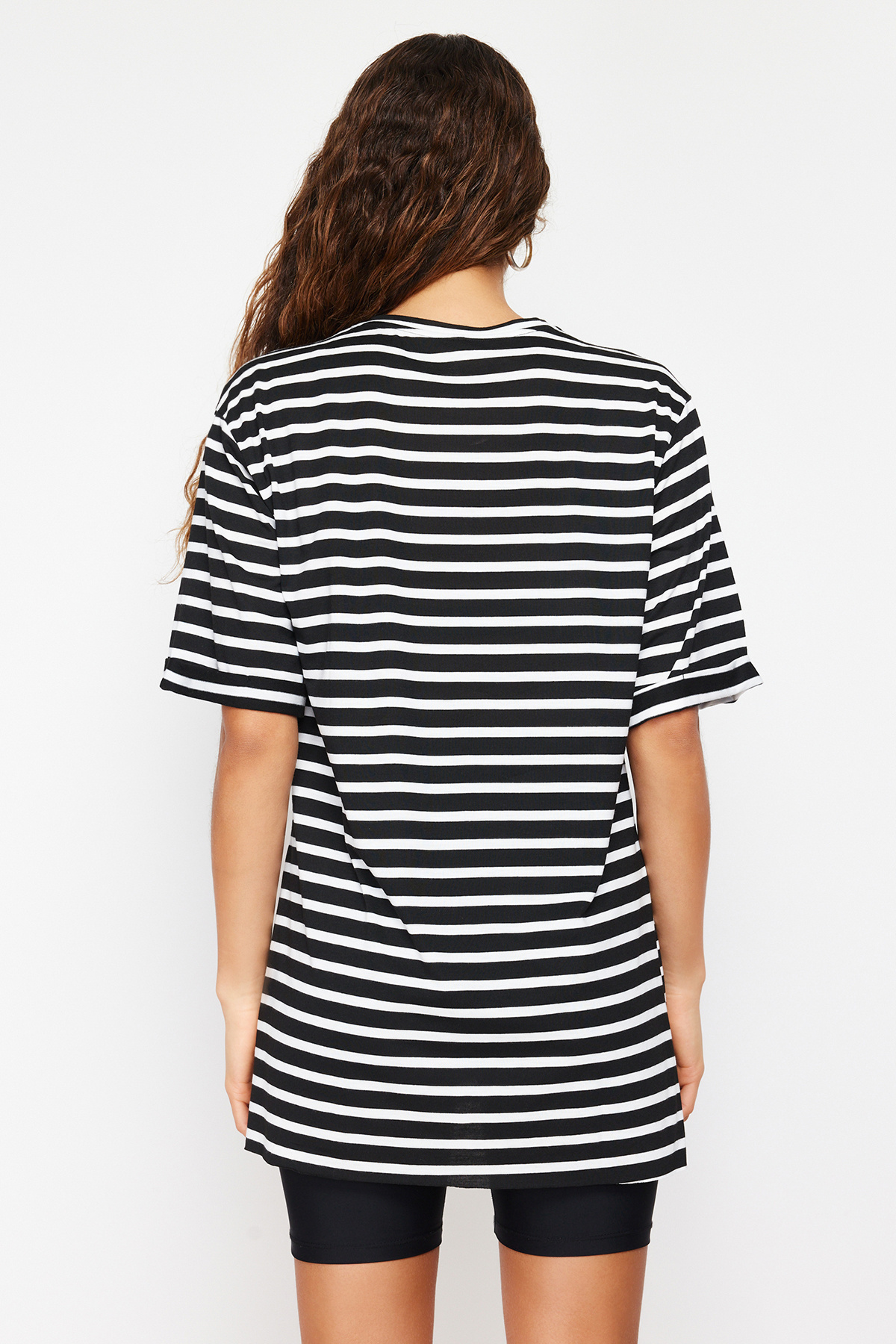 Trendyol Collection-Schwarz gestreiftes, geschlitztes, detailliertes, übergroßes/weites Strick-T-Shirt mit Rundhalsausschnitt TWOSS23TS00097 6