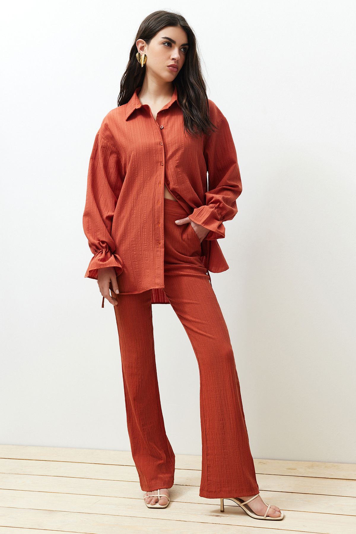 Trendyol Collection-Strukturiertes Webhemd mit Spitzendetails und Fliesenärmeln TWOSS24GO00087 6
