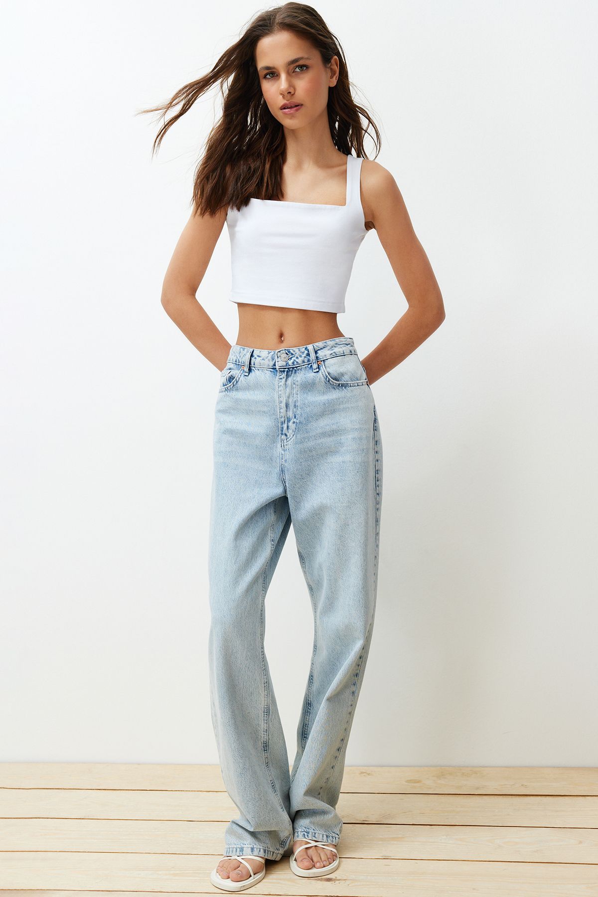 Trendyol Collection-Biały, gładki, wąski, kwadratowy kołnierzyk, super krótki, dzianinowy top TWOSS24AL00031 2