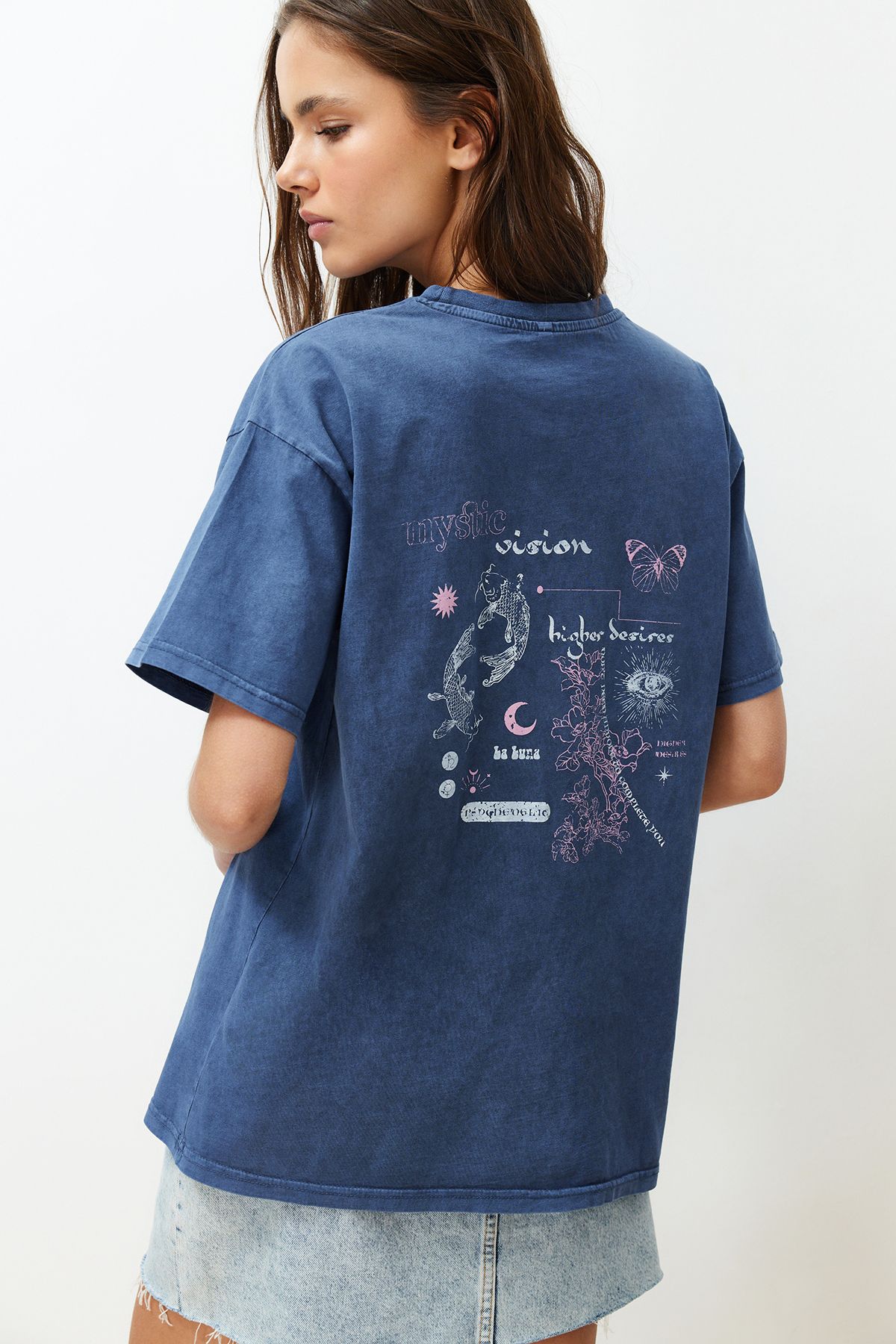 Trendyol Collection Indigofarbenes Boyfriend-Strick-T-Shirt aus 100 % Baumwolle mit verblasstem Effekt auf der Rückseite und Rundhalsausschnitt TWOSS23TS00109