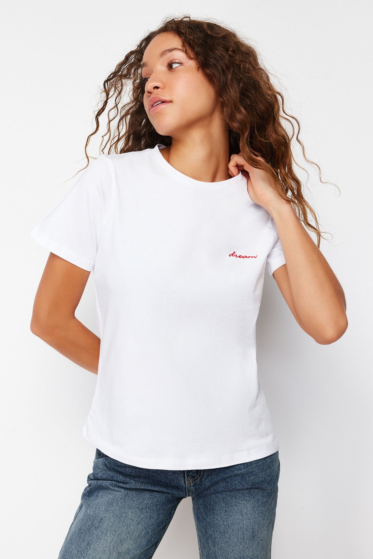 Trendyol Collection-Weißes Strick-T-Shirt mit Slogan-Stickerei, 100 % Baumwolle, Regular Fit TWOSS24TS00097 3