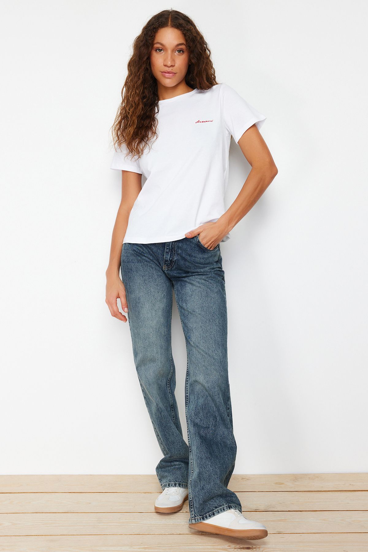 Trendyol Collection-Weißes Strick-T-Shirt mit Slogan-Stickerei, 100 % Baumwolle, Regular Fit TWOSS24TS00097 2