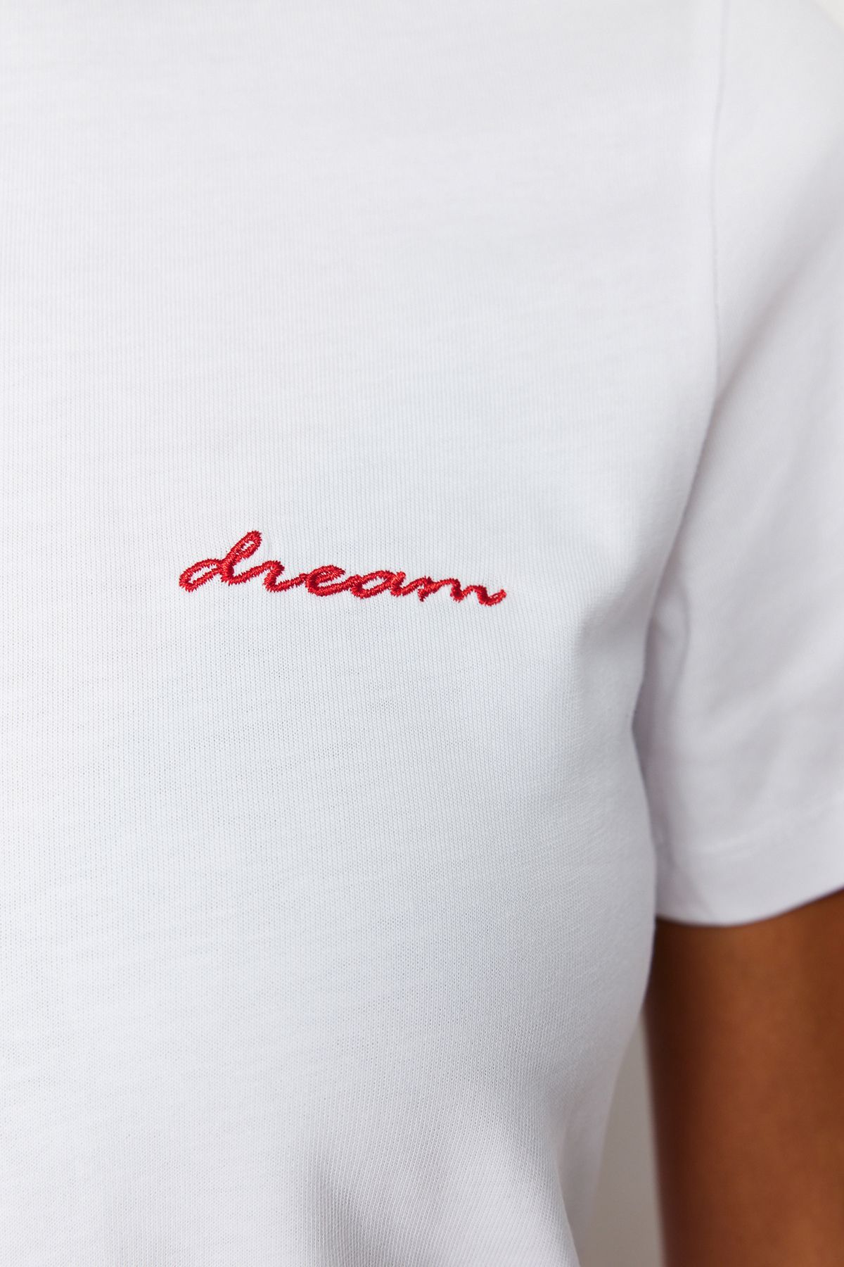 Trendyol Collection-Weißes Strick-T-Shirt mit Slogan-Stickerei, 100 % Baumwolle, Regular Fit TWOSS24TS00097 5