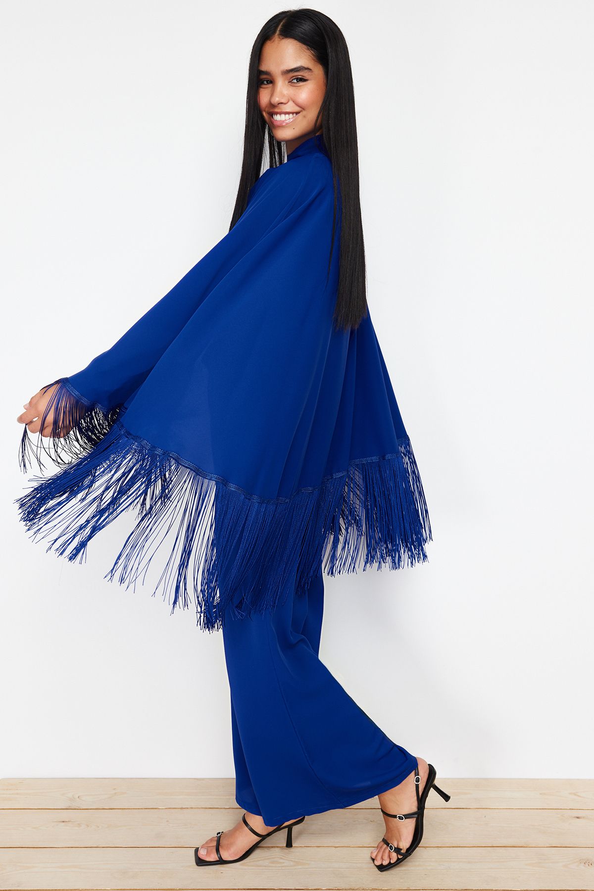 Trendyol Modest-Marineblauer Cape-Jumpsuit-Abendanzug mit Quasten TCTAW24DB00007 4