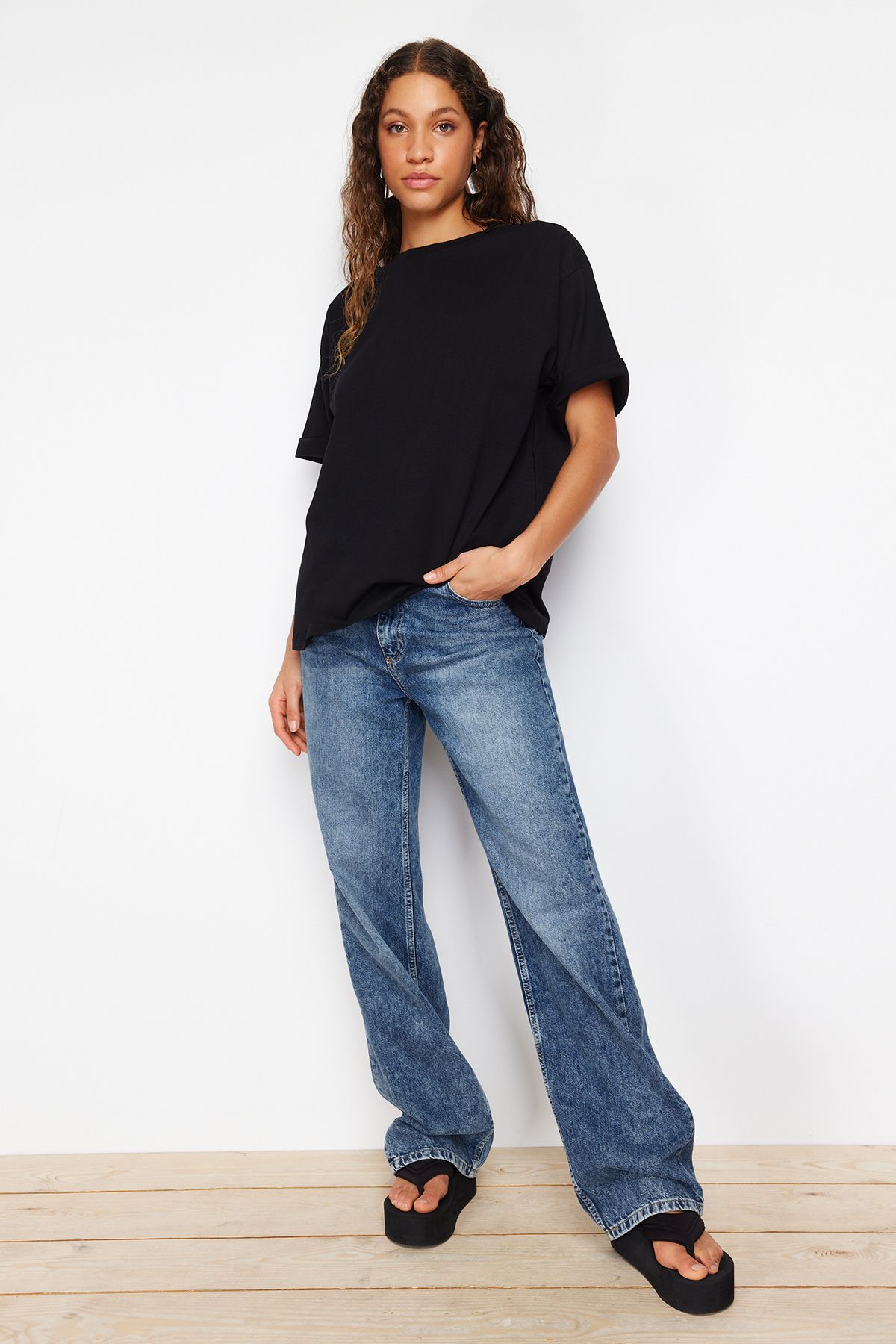 Trendyol Collection-Schwarzes Premium-T-Shirt aus Baumwolle mit Rundhalsausschnitt in Übergröße TWOSS23TS00040 7