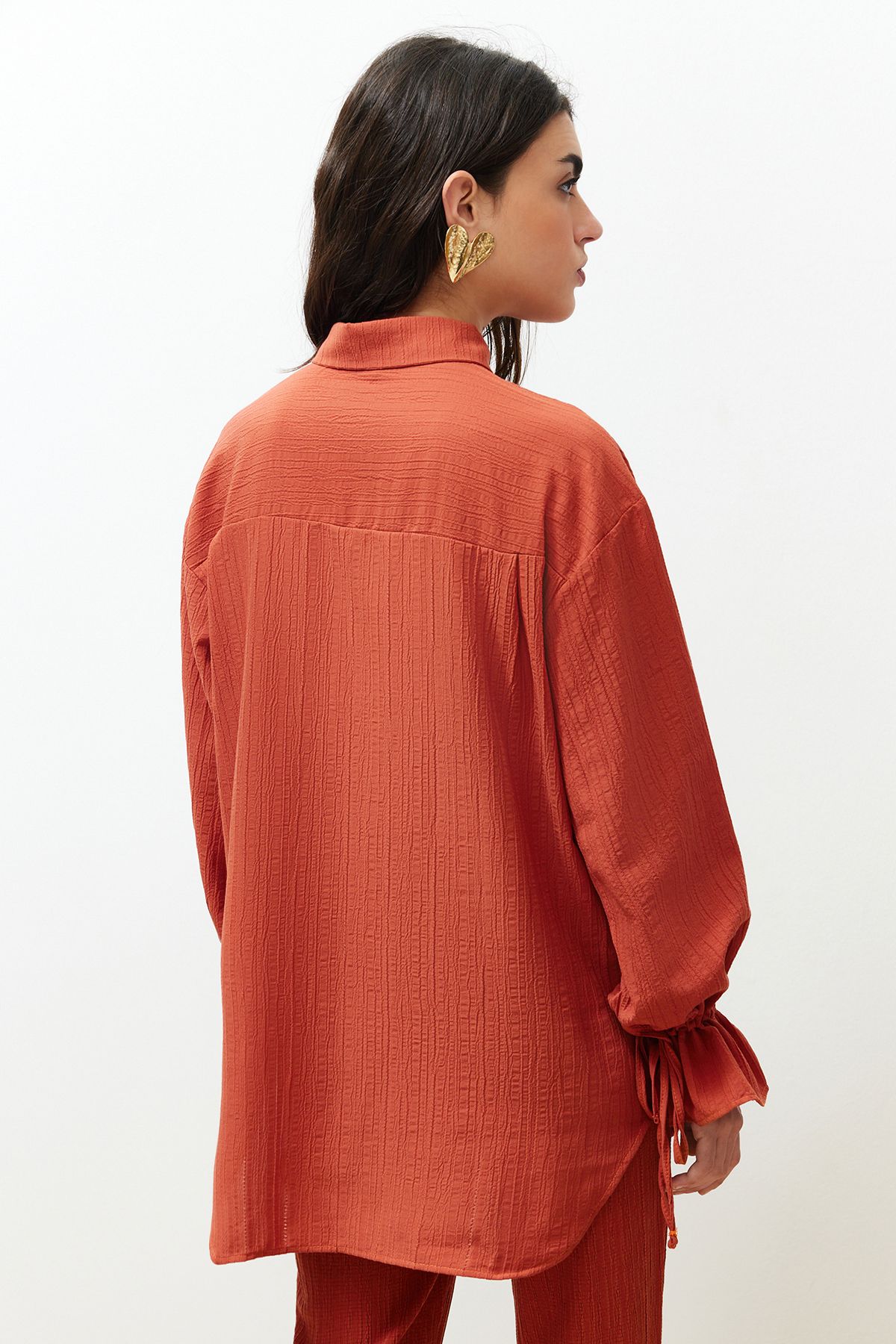 Trendyol Collection-Strukturiertes Webhemd mit Spitzendetails und Fliesenärmeln TWOSS24GO00087 10