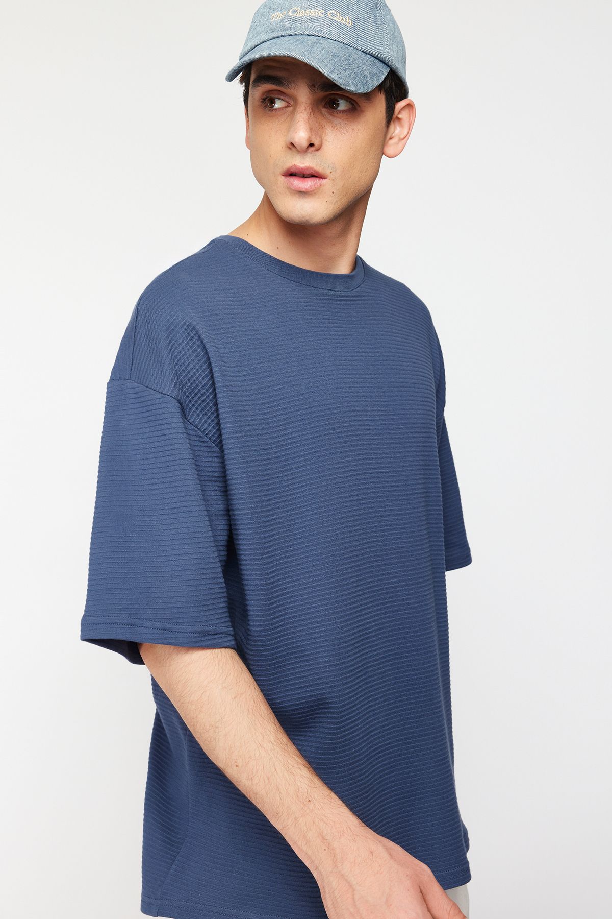 Trendyol Collection-Premium Indigo Oversize Χοντρό T-Shirt - 100% βαμβάκι, ετικέτες, υφή TMNSS23TS00069 4