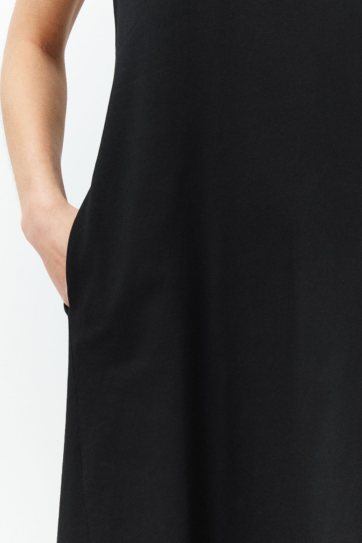 Trendyol Collection-Schwarzes Premium-Strick-Midikleid in A-Linie mit Rundhalsausschnitt und Taschen TWOSS24EL00169 5