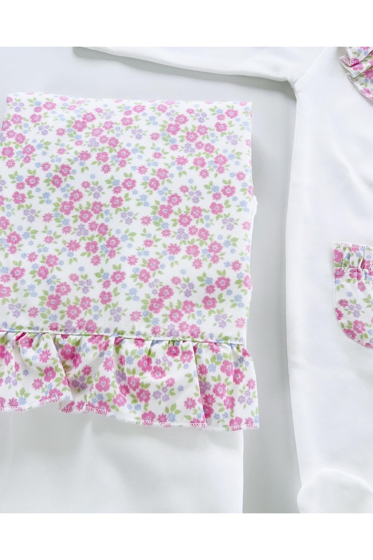 Mert Baby Çiçek Detaylı 10'lu Organik Hastane Çıkış Seti %100 Pamuk Yenidoğan Kız Bebek fotoğrafı 3 (önizleme)