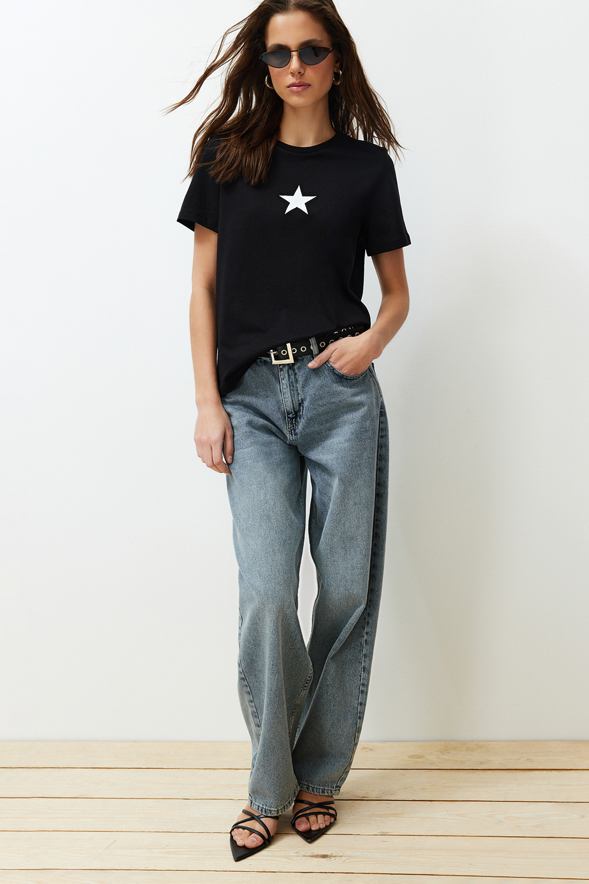 Trendyolmilla  Siyah %100 Pamuk Yıldız Baskılı Regular/Normal Kalıp Bisiklet Yaka Örme T-Shirt TWOSS24TS00095 - Görsel 3