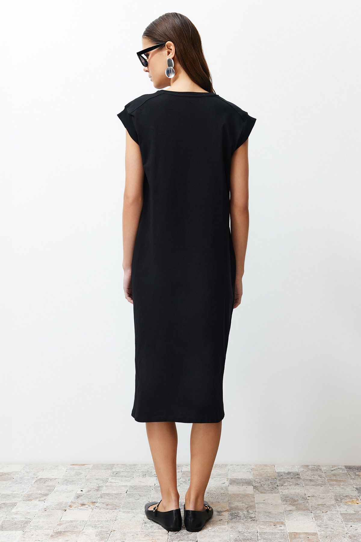 Trendyol Collection-Schwarzes, schlichtes T-Shirt-Kleid aus 100 % Baumwolle, Etuikleid mit Mondärmeln und bequemem Schnitt, Midi-Midikleid TWOSS24EL00126 5