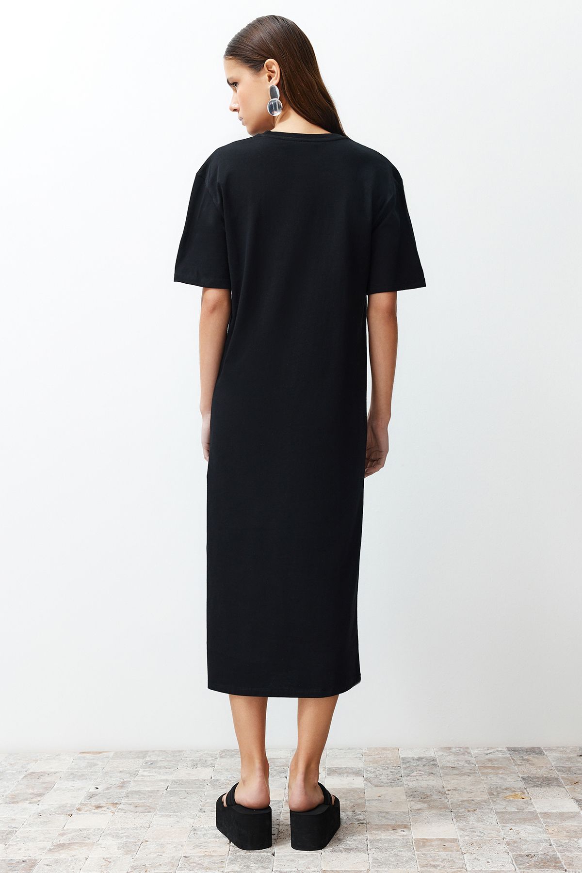 Trendyol Collection-Schwarzes, schlichtes T-Shirt-Kleid, 100 % Baumwolle, Schlitzdetail, Shift/bequemer Schnitt, Midi TWOSS24EL00140 6