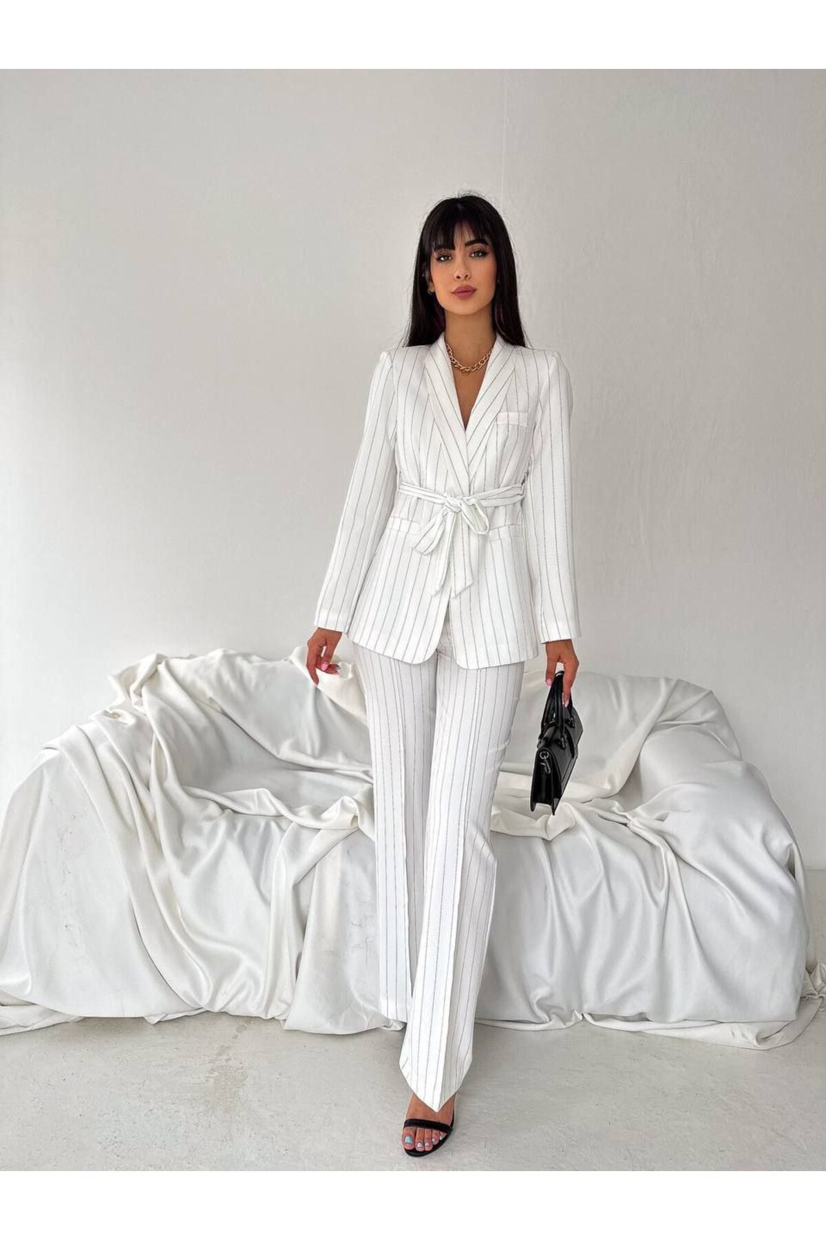 Costume tailleur rayé avec ceinture - Görsel 2