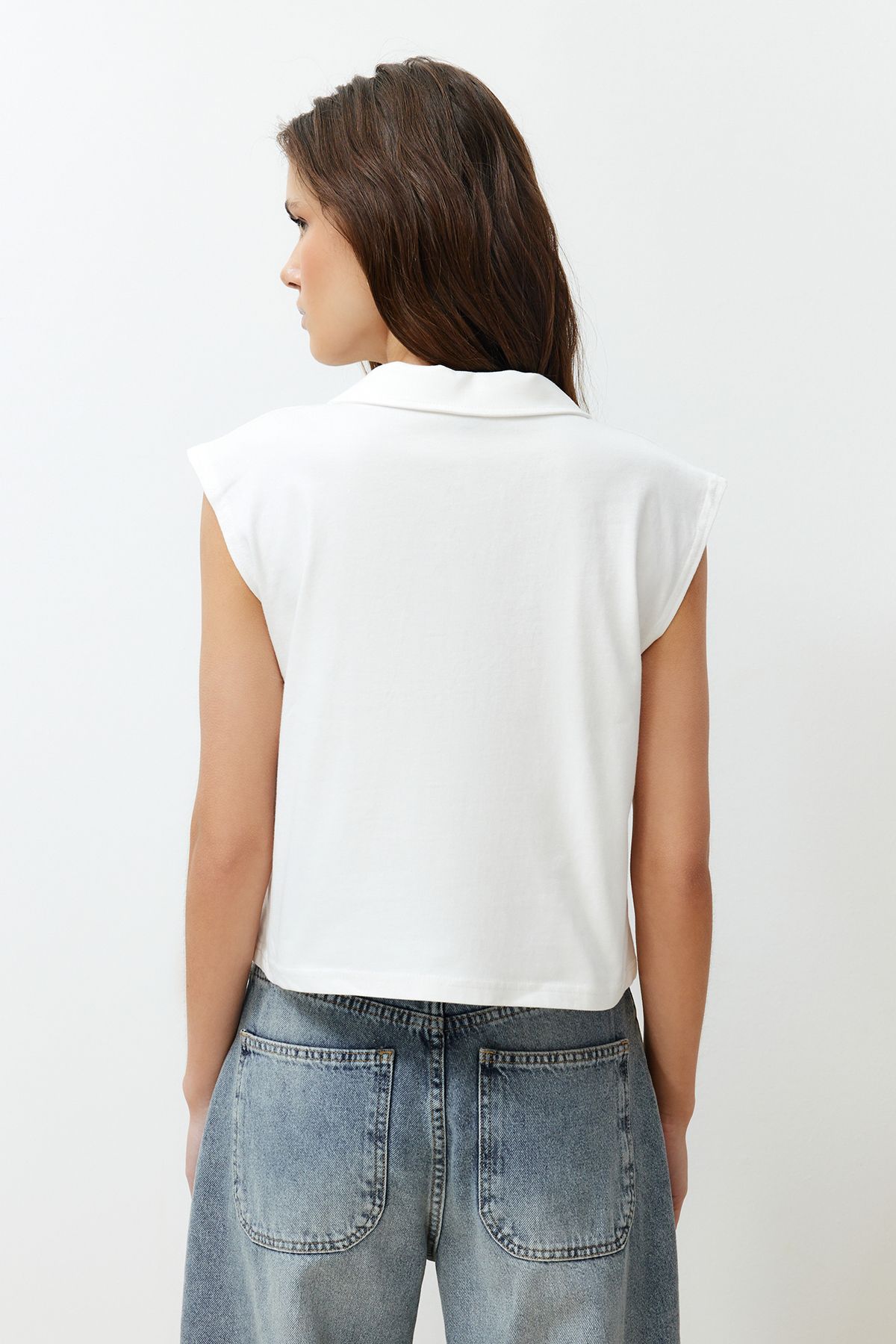 Trendyol Collection-T-shirt z dzianiny ecru, 100% bawełna, z kołnierzykiem polo, regularny/normalny krój TWOSS24TS00075 6
