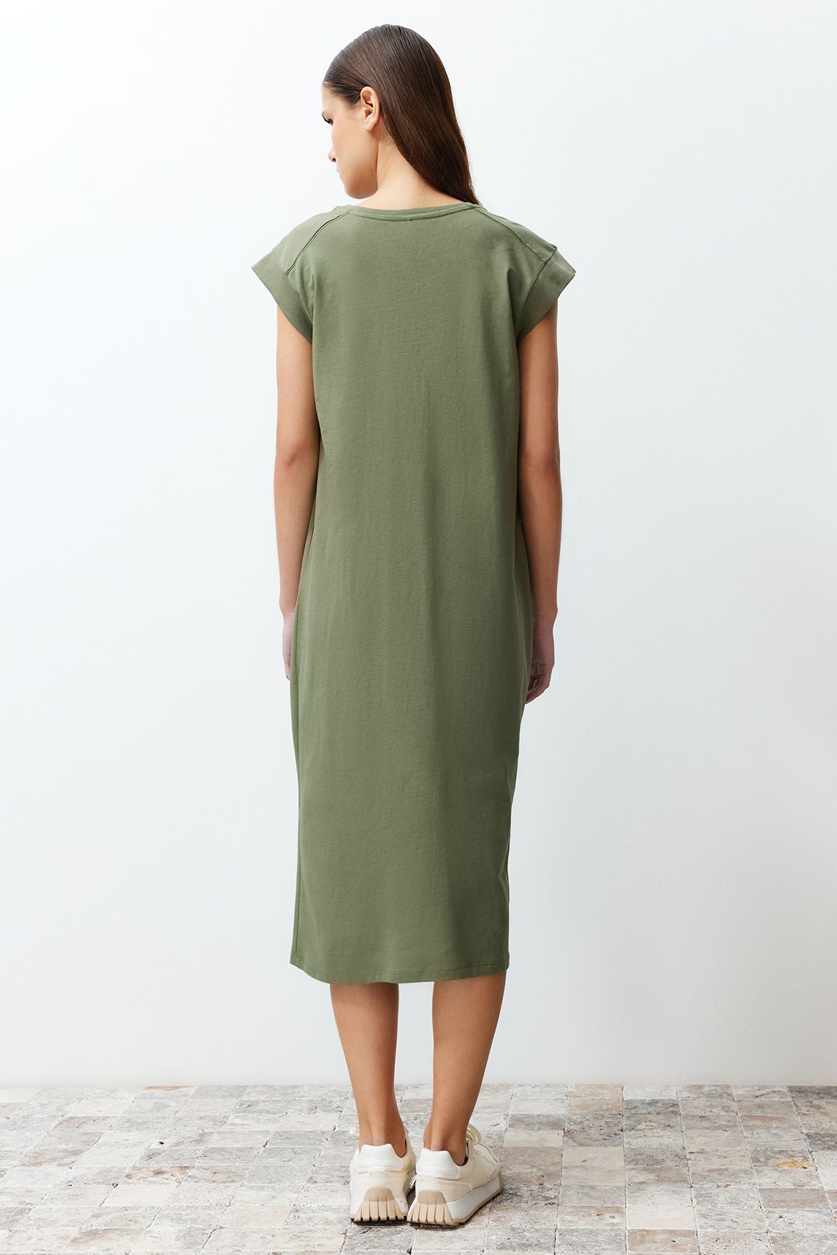 Trendyol Collection-Khaki Plain Tričko Šaty 100% bavlna Moon Sleeve Shift/Pohodlný střih Midi Midi Šaty TWOSS24EL00126 6