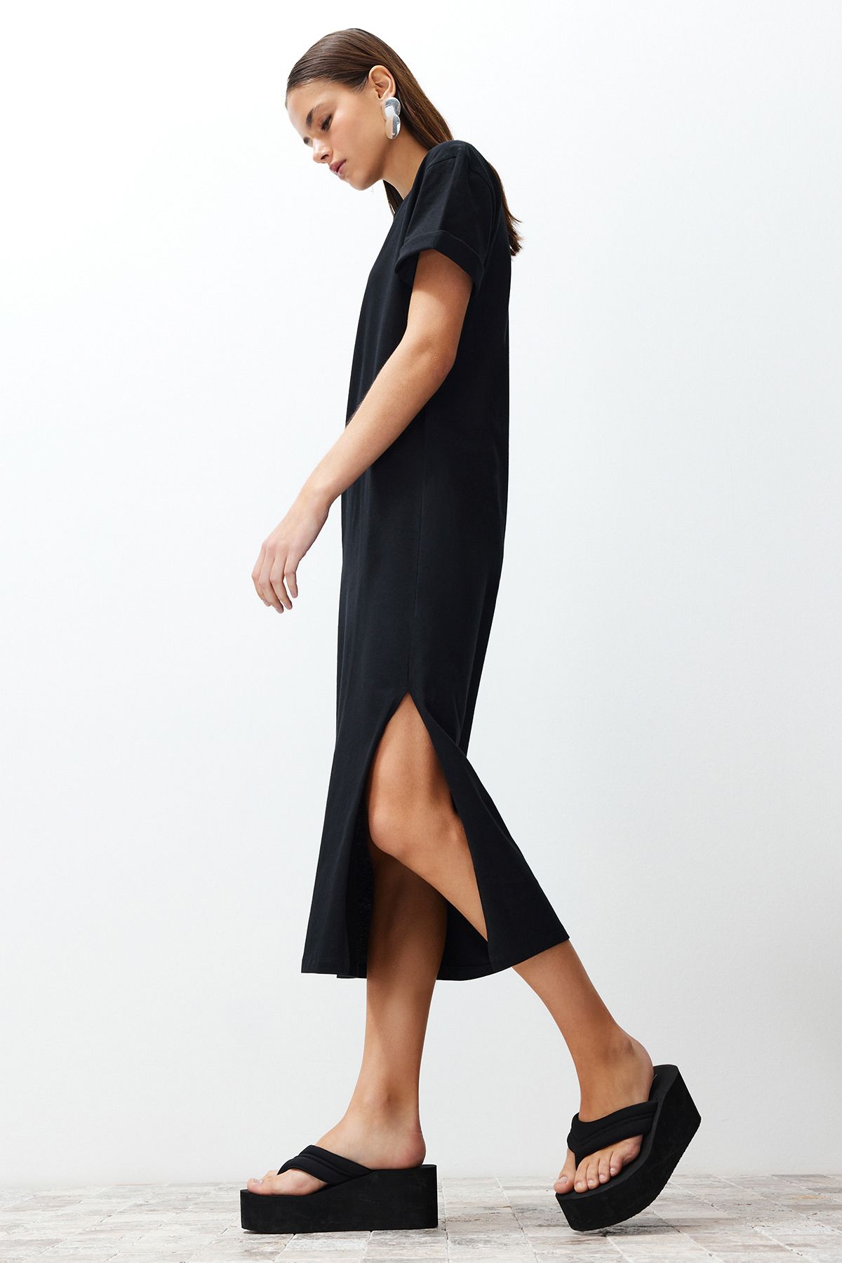 Trendyol Collection-Schwarzes, schlichtes T-Shirt-Kleid, 100 % Baumwolle, Schlitzdetail, Shift/bequemer Schnitt, Midi TWOSS24EL00140 3