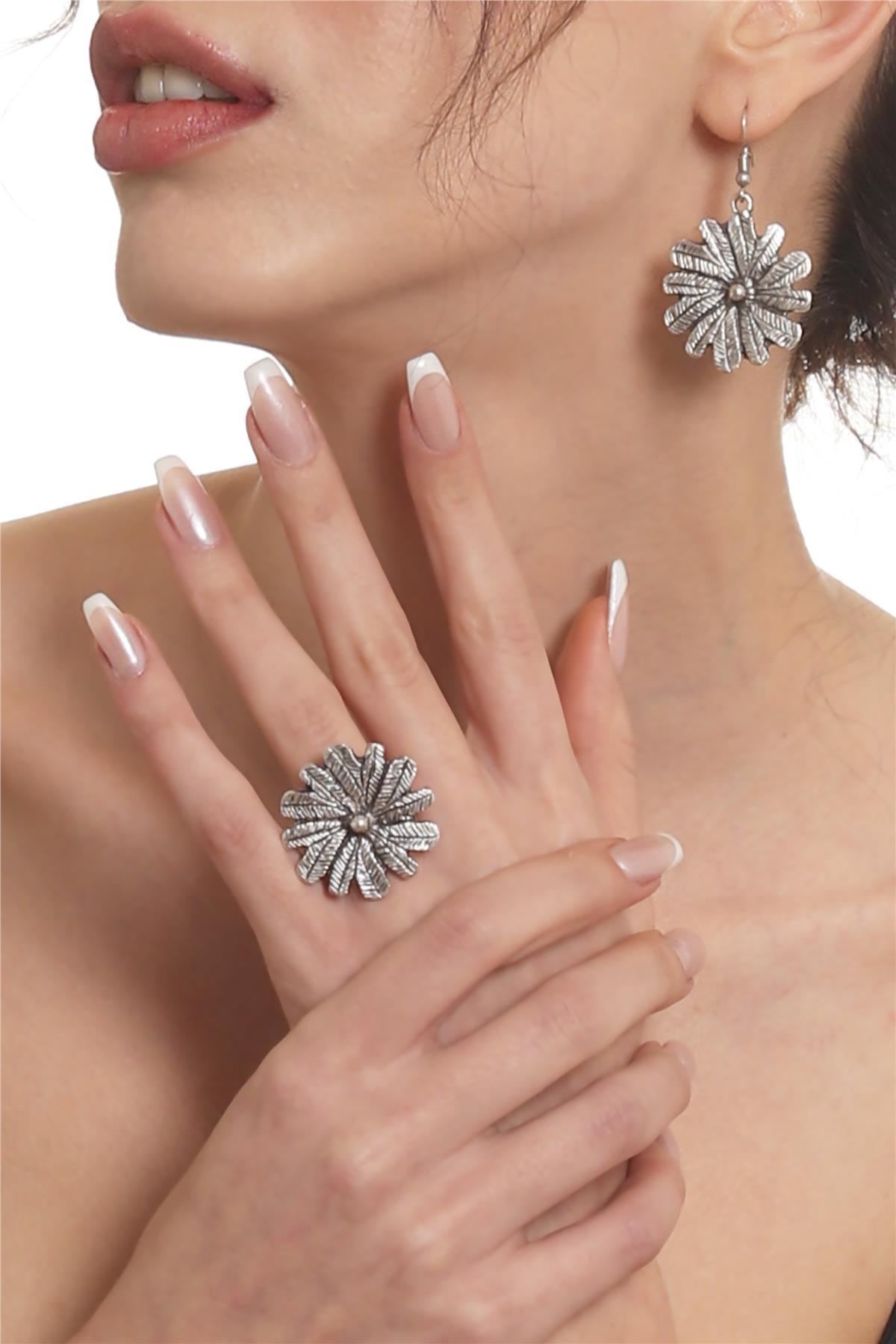 LABALABA Kadın Antik Gümüş Kaplama Çiçek Formlu Sallantılı Model Küpe&Yüzük Set