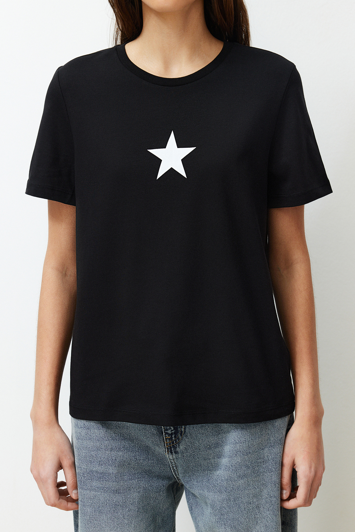 Trendyolmilla  Siyah %100 Pamuk Yıldız Baskılı Regular/Normal Kalıp Bisiklet Yaka Örme T-Shirt TWOSS24TS00095 - Görsel 5