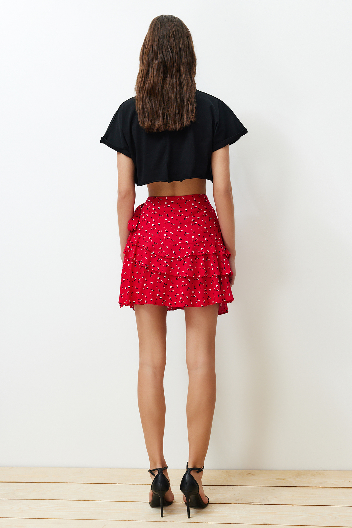 Trendyolmilla  Kırmızı Çiçek Desenli Viskon Mini Dokuma Etek Görünümlü Şort TWOSS24SR00045 - Görsel 6