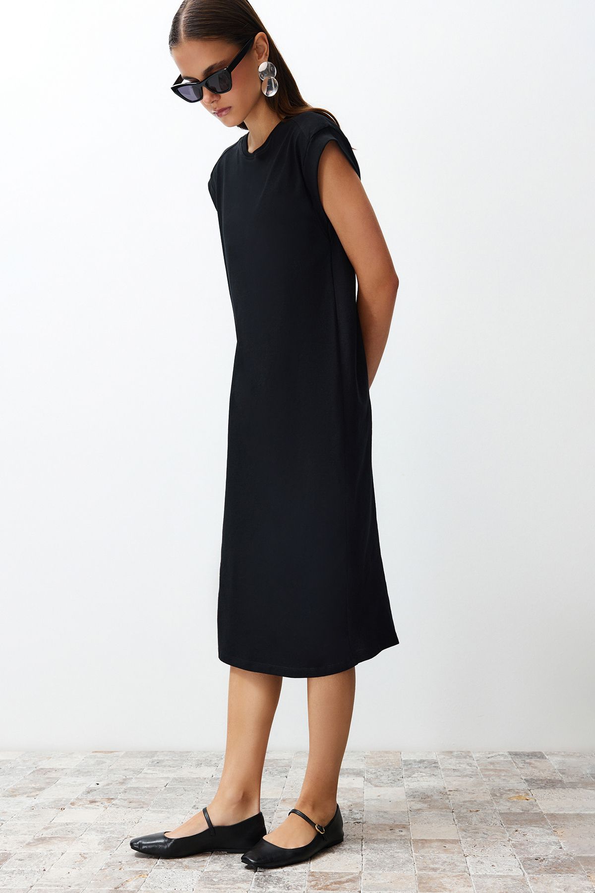 Trendyol Collection-Schwarzes, schlichtes T-Shirt-Kleid aus 100 % Baumwolle, Etuikleid mit Mondärmeln und bequemem Schnitt, Midi-Midikleid TWOSS24EL00126 3