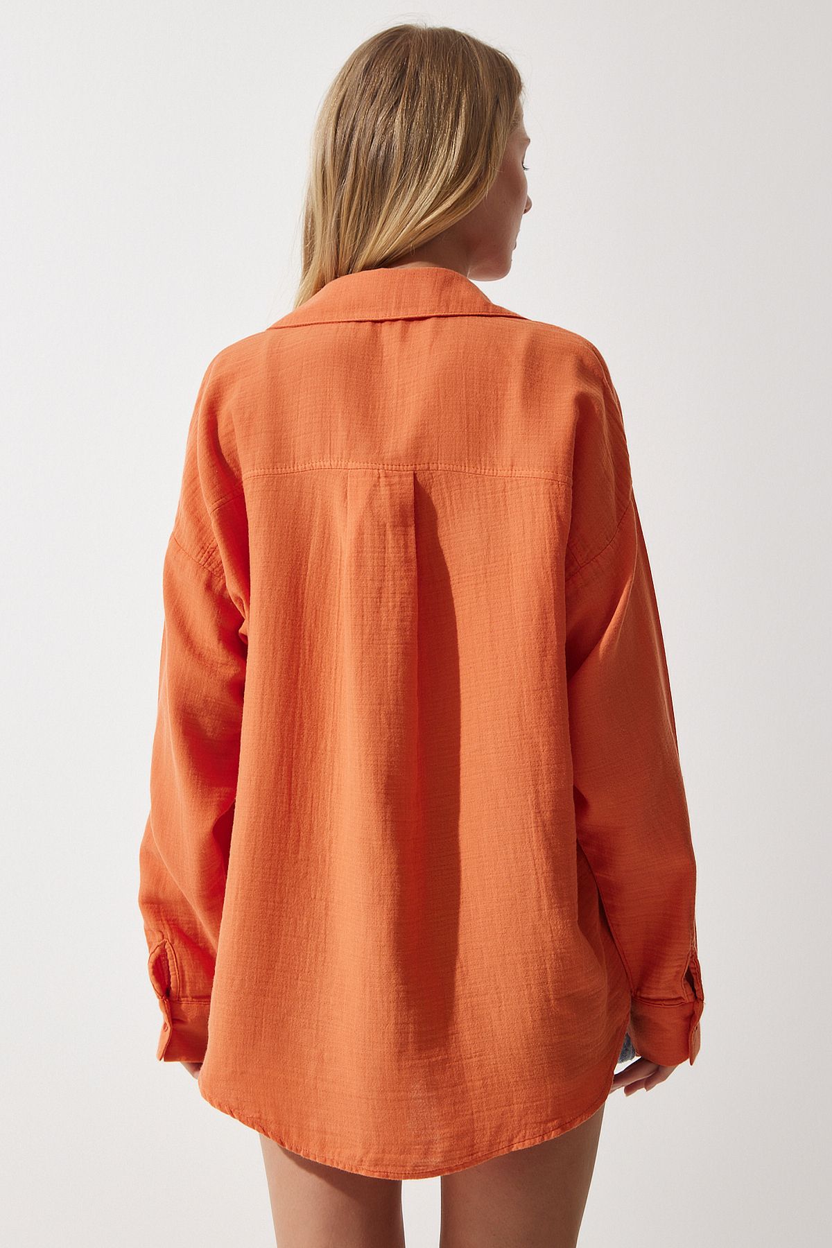 Happiness İstanbul-Orangefarbenes Oversize-Musselin-Shirt mit Taschen für Damen MX00150 4