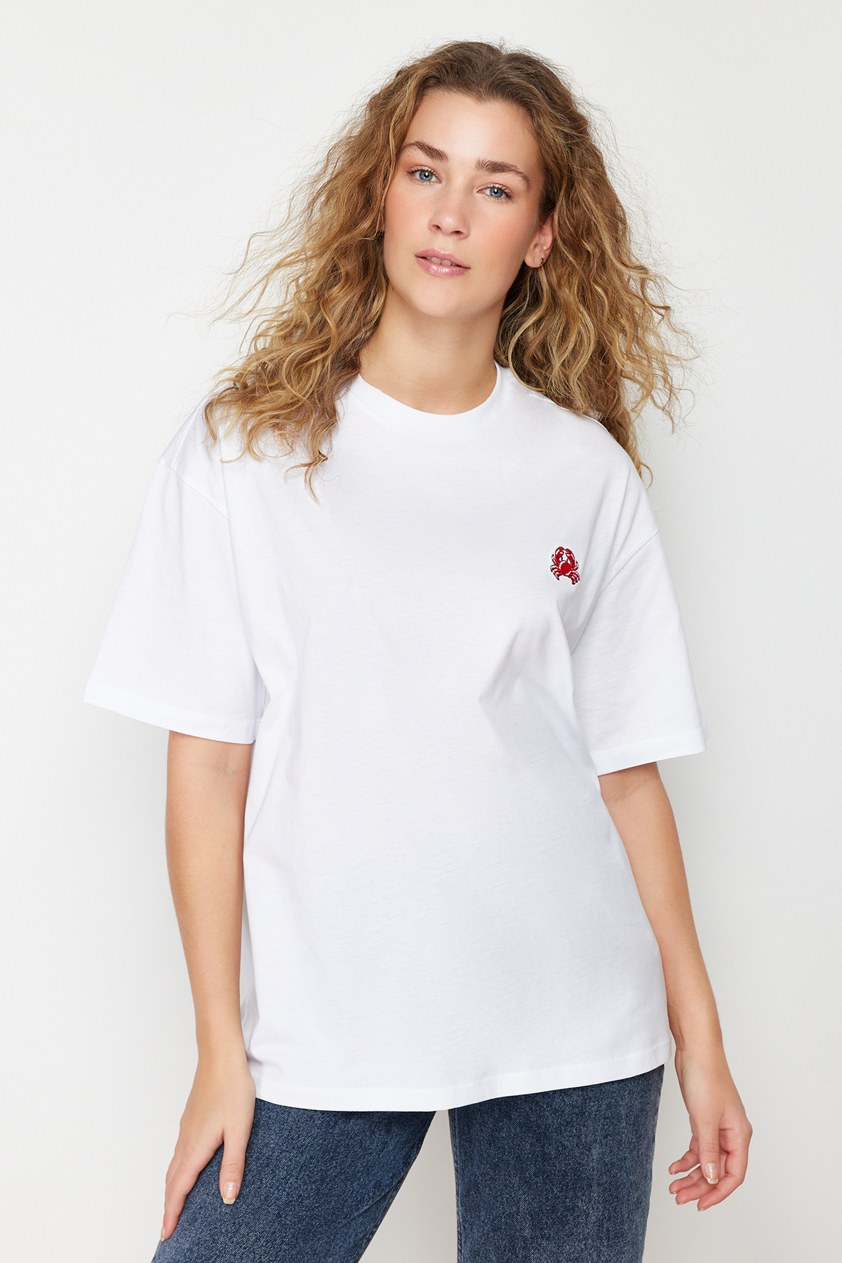 Trendyolmilla  Beyaz %100 Pamuk Nakışlı Oversize/Geniş Kalıp Bisiklet Yaka Örme T-Shirt TWOSS24TS00102 - Görsel 2