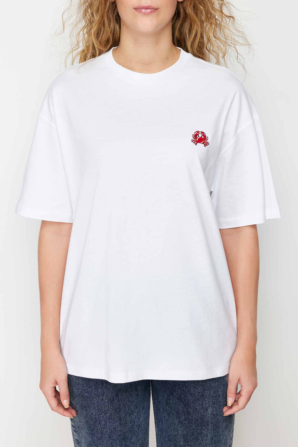 Trendyolmilla  Beyaz %100 Pamuk Nakışlı Oversize/Geniş Kalıp Bisiklet Yaka Örme T-Shirt TWOSS24TS00102 - Görsel 4